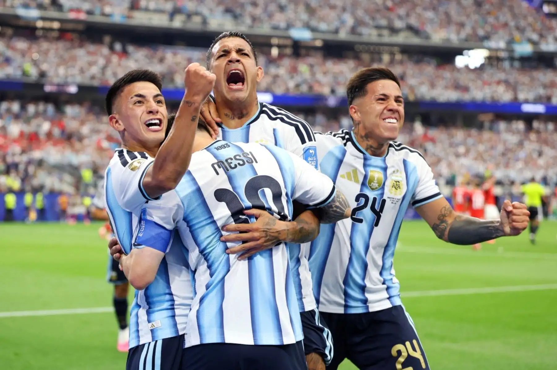 Lionel Messi celebró junto a sus compañeros la victoria ante Austria, en una fecha marcada por la coincidencia con la histórica actuación de Maradona en México 1986. Foto: ANDINA/AFP.