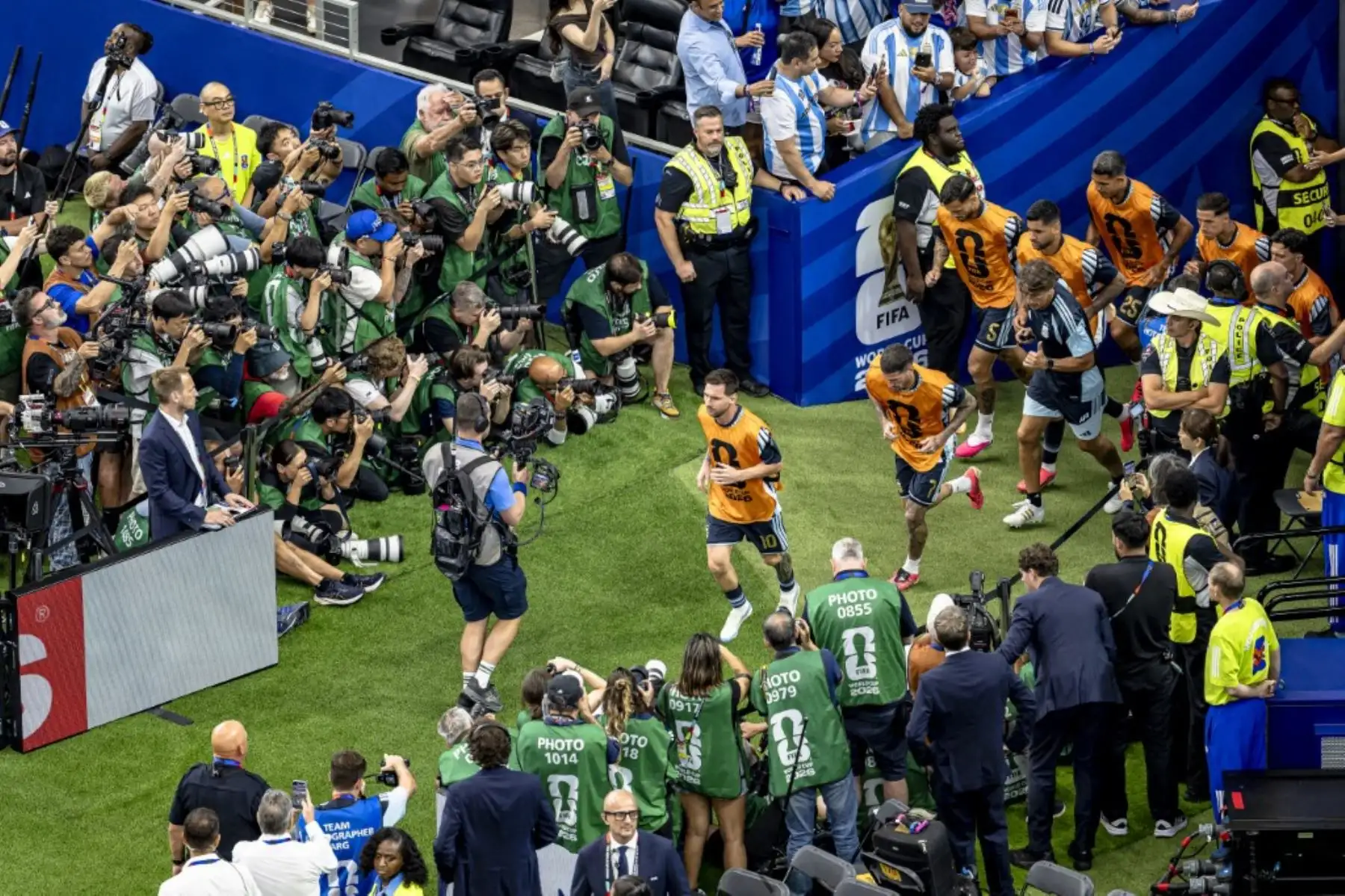 Aficionados argentinos celebraron una jornada que volvió a unir a Maradona y Messi mediante dos dobletes mundialistas separados por 40 años. Foto: ANDINA/AFP.
