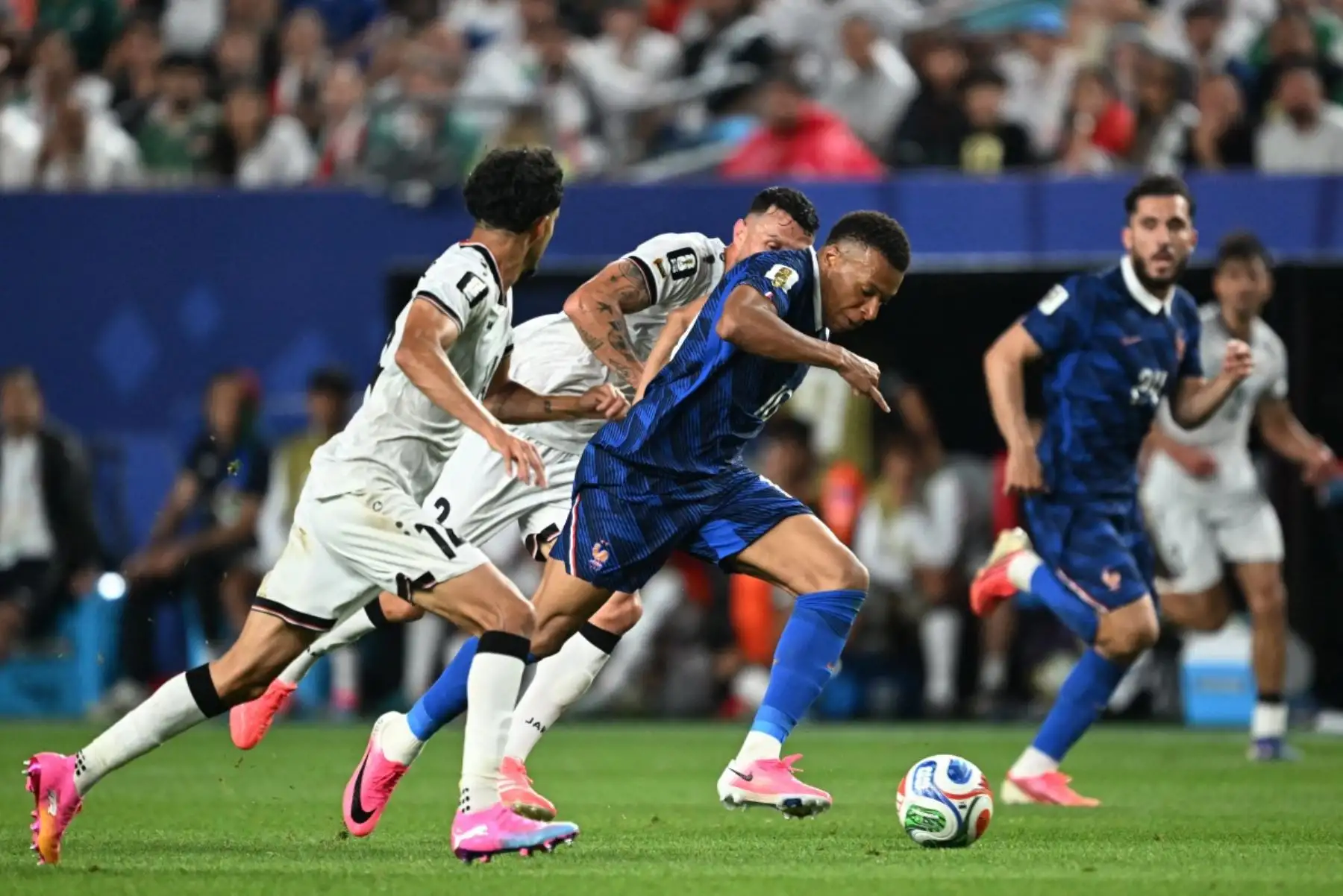 Kylian Mbappé marcó un doblete en la victoria 3-0 de Francia ante Irak, resultado que clasificó a los Bleus a los dieciseisavos de final del Mundial 2026. En su partido número 100 con la selección francesa, el delantero alcanzó los 16 goles en Copas del Mundo y quedó a dos del récord histórico de Lionel Messi, quien suma 18. Foto: ANDINA/AFP.