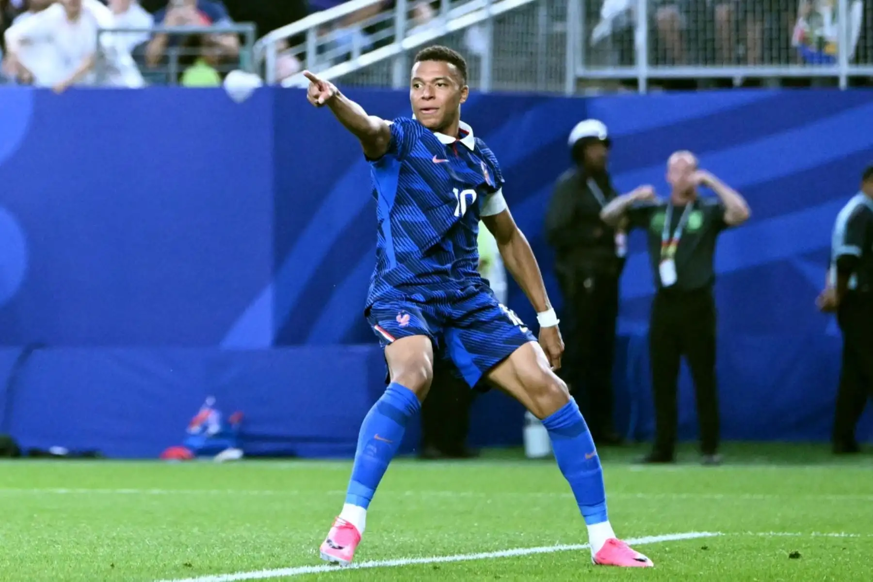 Kylian Mbappé marcó un doblete en la victoria 3-0 de Francia ante Irak, resultado que clasificó a los Bleus a los dieciseisavos de final del Mundial 2026. En su partido número 100 con la selección francesa, el delantero alcanzó los 16 goles en Copas del Mundo y quedó a dos del récord histórico de Lionel Messi, quien suma 18. Foto: ANDINA/AFP.