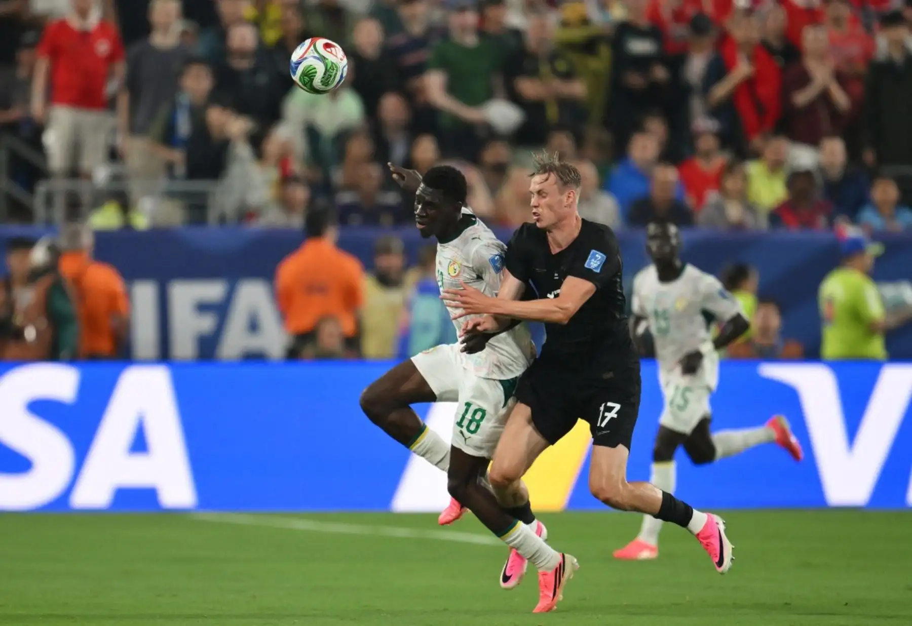 Noruega venció 3-2 a Senegal por el Grupo I del Mundial 2026 y aseguró su clasificación a los dieciseisavos de final. Erling Haaland volvió a ser la figura al marcar un doblete, mientras Marcus Pedersen completó la cuenta del conjunto escandinavo. Ismaïla Sarr anotó los dos goles senegaleses. Foto: ANDINA/AFP.