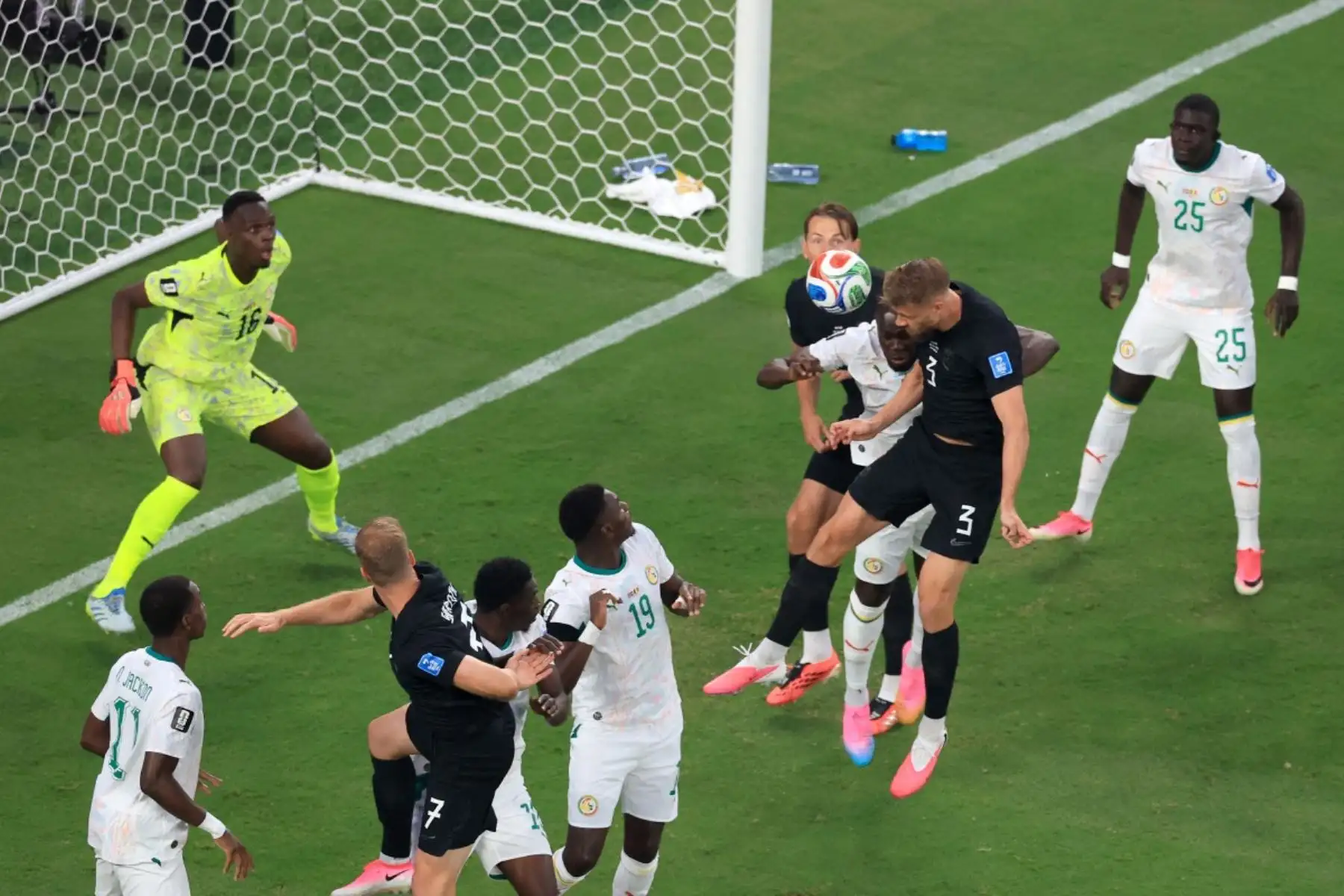 Noruega venció 3-2 a Senegal por el Grupo I del Mundial 2026 y aseguró su clasificación a los dieciseisavos de final. Erling Haaland volvió a ser la figura al marcar un doblete, mientras Marcus Pedersen completó la cuenta del conjunto escandinavo. Ismaïla Sarr anotó los dos goles senegaleses. Foto: ANDINA/AFP.