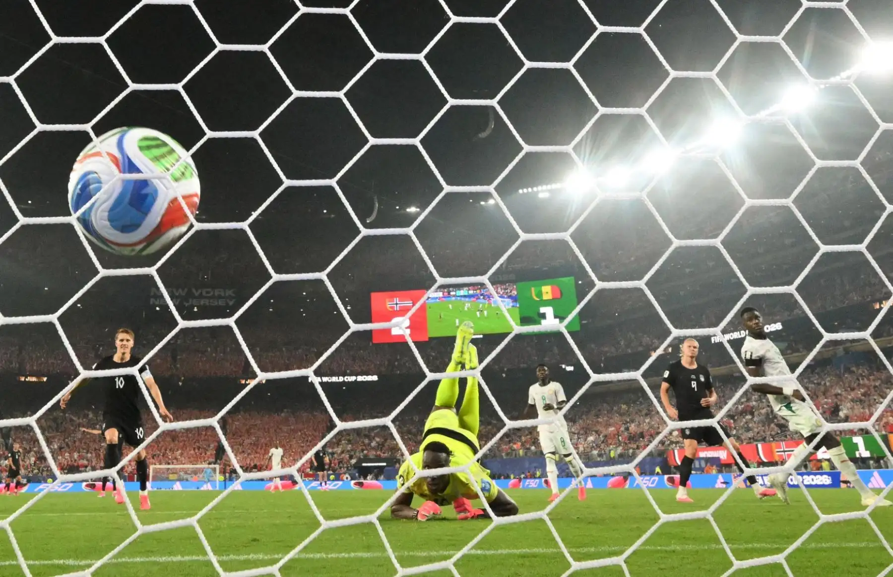Noruega venció 3-2 a Senegal por el Grupo I del Mundial 2026 y aseguró su clasificación a los dieciseisavos de final. Erling Haaland volvió a ser la figura al marcar un doblete, mientras Marcus Pedersen completó la cuenta del conjunto escandinavo. Ismaïla Sarr anotó los dos goles senegaleses. Foto: ANDINA/AFP.