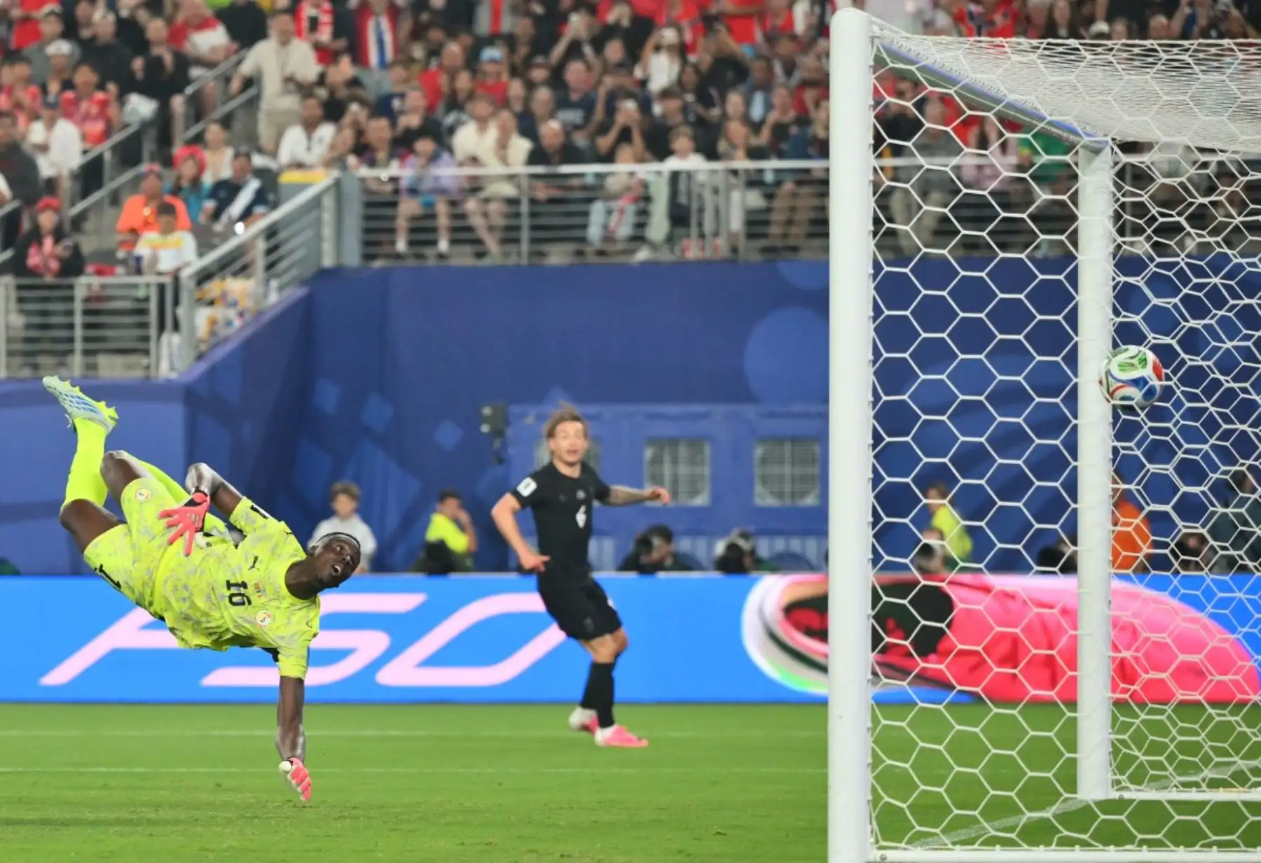 Noruega venció 3-2 a Senegal por el Grupo I del Mundial 2026 y aseguró su clasificación a los dieciseisavos de final. Erling Haaland volvió a ser la figura al marcar un doblete, mientras Marcus Pedersen completó la cuenta del conjunto escandinavo. Ismaïla Sarr anotó los dos goles senegaleses. Foto: ANDINA/AFP.