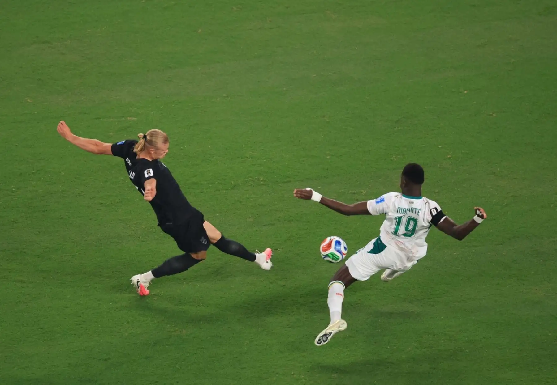 Noruega venció 3-2 a Senegal por el Grupo I del Mundial 2026 y aseguró su clasificación a los dieciseisavos de final. Erling Haaland volvió a ser la figura al marcar un doblete, mientras Marcus Pedersen completó la cuenta del conjunto escandinavo. Ismaïla Sarr anotó los dos goles senegaleses. Foto: ANDINA/AFP.