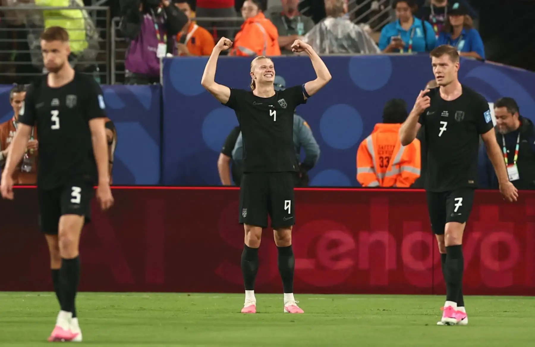 Noruega venció 3-2 a Senegal por el Grupo I del Mundial 2026 y aseguró su clasificación a los dieciseisavos de final. Erling Haaland volvió a ser la figura al marcar un doblete, mientras Marcus Pedersen completó la cuenta del conjunto escandinavo. Ismaïla Sarr anotó los dos goles senegaleses. Foto: ANDINA/AFP.
