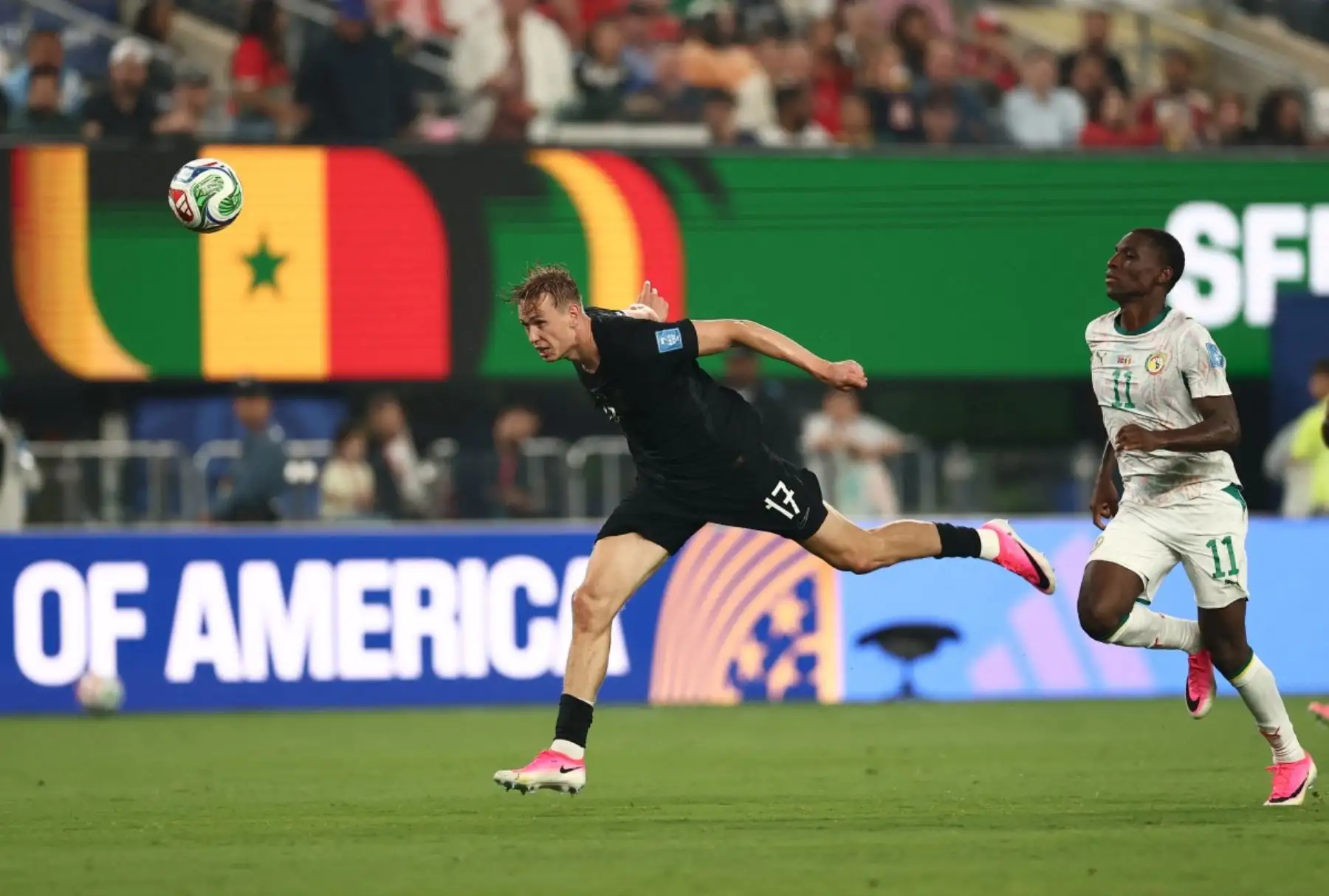 Noruega venció 3-2 a Senegal por el Grupo I del Mundial 2026 y aseguró su clasificación a los dieciseisavos de final. Erling Haaland volvió a ser la figura al marcar un doblete, mientras Marcus Pedersen completó la cuenta del conjunto escandinavo. Ismaïla Sarr anotó los dos goles senegaleses. Foto: ANDINA/AFP.