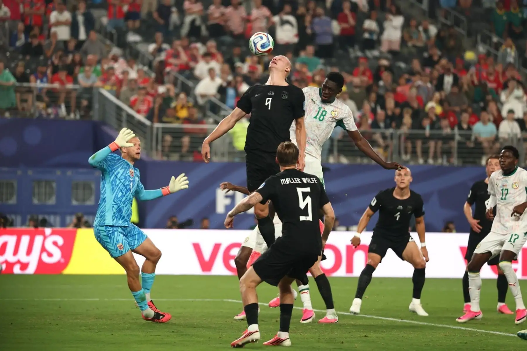 Noruega venció 3-2 a Senegal por el Grupo I del Mundial 2026 y aseguró su clasificación a los dieciseisavos de final. Erling Haaland volvió a ser la figura al marcar un doblete, mientras Marcus Pedersen completó la cuenta del conjunto escandinavo. Ismaïla Sarr anotó los dos goles senegaleses. Foto: ANDINA/AFP.