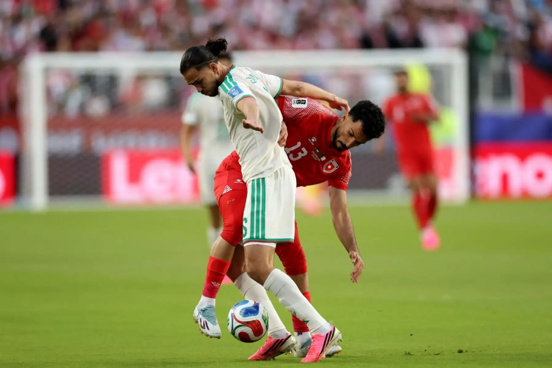 Argelia venció 2-1 a Jordania por el Grupo J del Mundial 2026 y se recuperó tras la derrota sufrida ante Argentina en su debut. Con el resultado, el conjunto argelino sumó tres puntos y mantiene opciones de clasificación, mientras Argentina continúa líder con seis unidades, aunque todavía no aseguró el primer lugar de la zona. Foto: ANDINA/AFP.