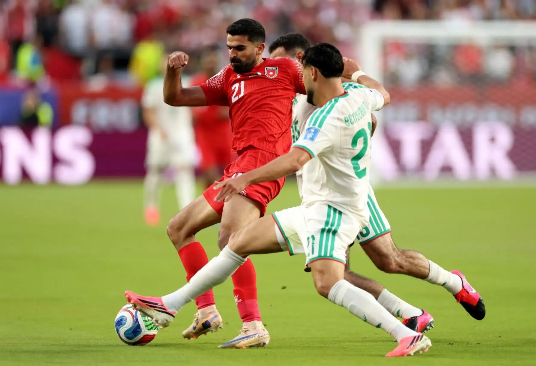 Argelia venció 2-1 a Jordania por el Grupo J del Mundial 2026 y se recuperó tras la derrota sufrida ante Argentina en su debut. Con el resultado, el conjunto argelino sumó tres puntos y mantiene opciones de clasificación, mientras Argentina continúa líder con seis unidades, aunque todavía no aseguró el primer lugar de la zona. Foto: ANDINA/AFP.