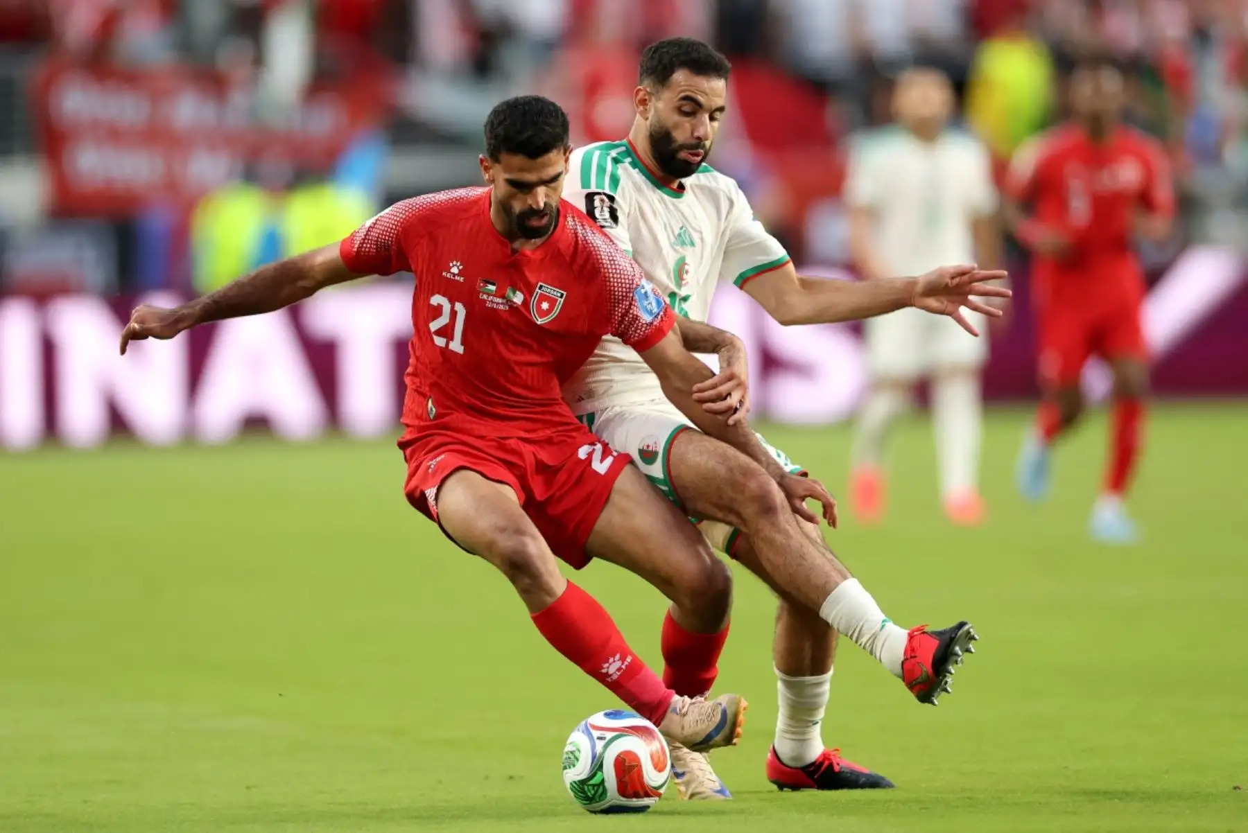 Argelia venció 2-1 a Jordania por el Grupo J del Mundial 2026 y se recuperó tras la derrota sufrida ante Argentina en su debut. Con el resultado, el conjunto argelino sumó tres puntos y mantiene opciones de clasificación, mientras Argentina continúa líder con seis unidades, aunque todavía no aseguró el primer lugar de la zona. Foto: ANDINA/AFP.