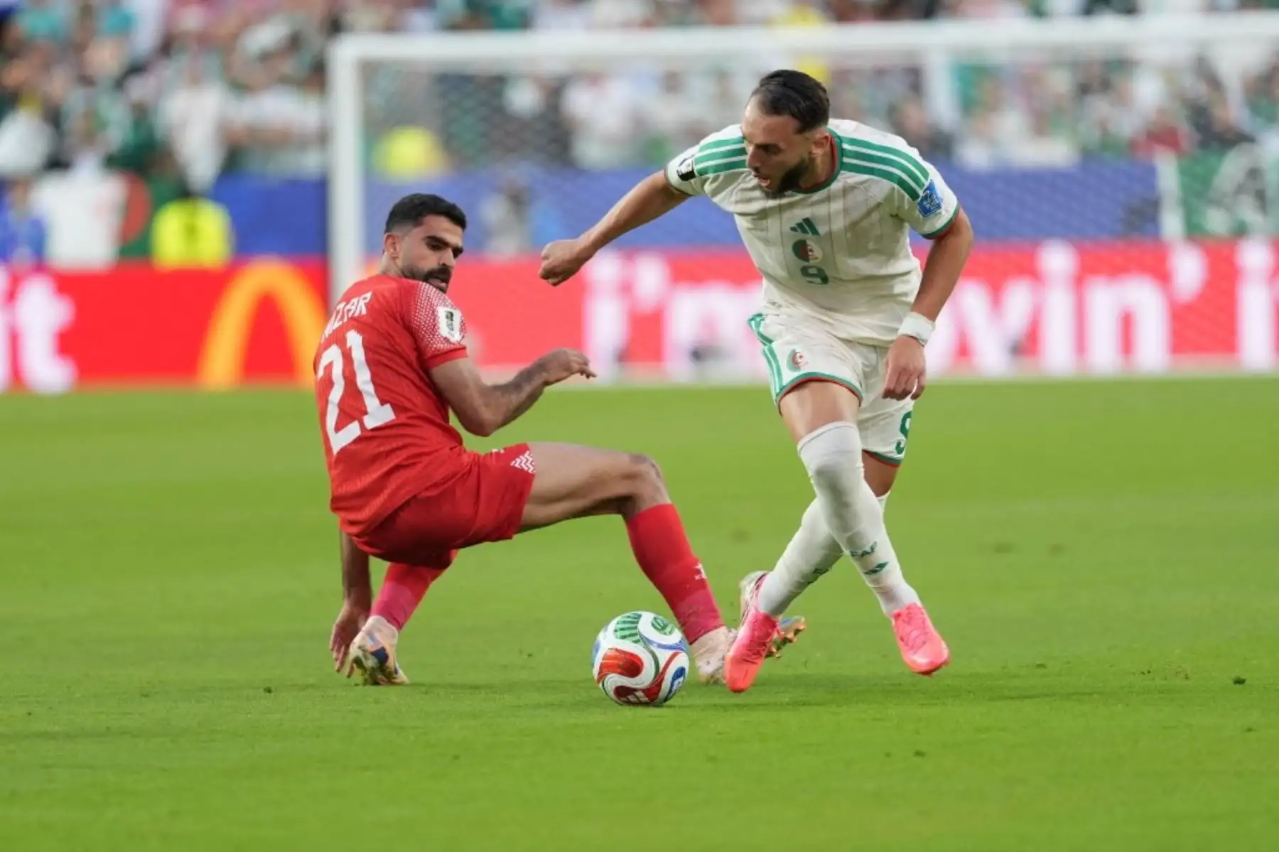 Argelia venció 2-1 a Jordania por el Grupo J del Mundial 2026 y se recuperó tras la derrota sufrida ante Argentina en su debut. Con el resultado, el conjunto argelino sumó tres puntos y mantiene opciones de clasificación, mientras Argentina continúa líder con seis unidades, aunque todavía no aseguró el primer lugar de la zona. Foto: ANDINA/AFP.