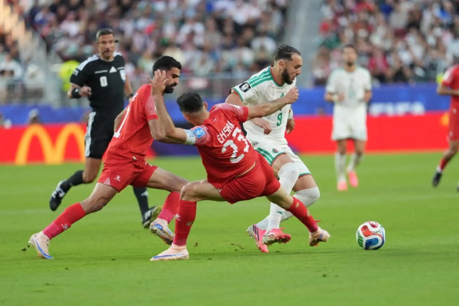 Argelia venció 2-1 a Jordania por el Grupo J del Mundial 2026 y se recuperó tras la derrota sufrida ante Argentina en su debut. Con el resultado, el conjunto argelino sumó tres puntos y mantiene opciones de clasificación, mientras Argentina continúa líder con seis unidades, aunque todavía no aseguró el primer lugar de la zona. Foto: ANDINA/AFP.