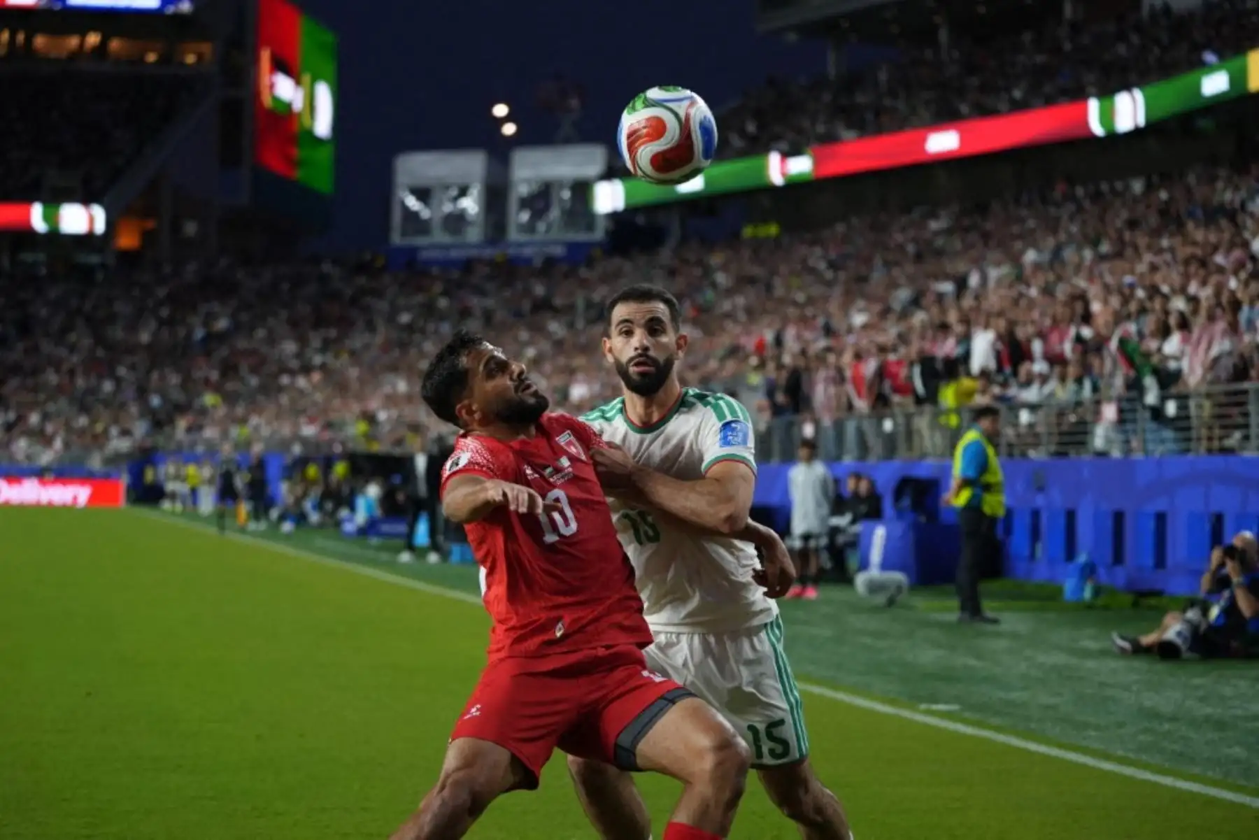 Argelia venció 2-1 a Jordania por el Grupo J del Mundial 2026 y se recuperó tras la derrota sufrida ante Argentina en su debut. Con el resultado, el conjunto argelino sumó tres puntos y mantiene opciones de clasificación, mientras Argentina continúa líder con seis unidades, aunque todavía no aseguró el primer lugar de la zona. Foto: ANDINA/AFP.