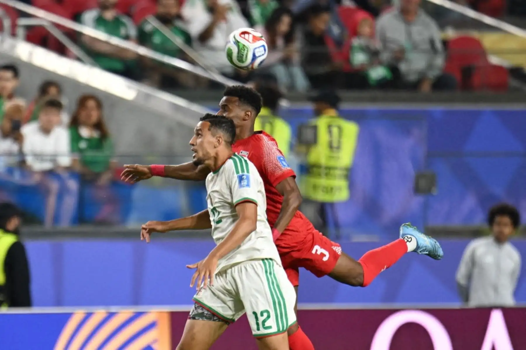 Argelia venció 2-1 a Jordania por el Grupo J del Mundial 2026 y se recuperó tras la derrota sufrida ante Argentina en su debut. Con el resultado, el conjunto argelino sumó tres puntos y mantiene opciones de clasificación, mientras Argentina continúa líder con seis unidades, aunque todavía no aseguró el primer lugar de la zona. Foto: ANDINA/AFP.