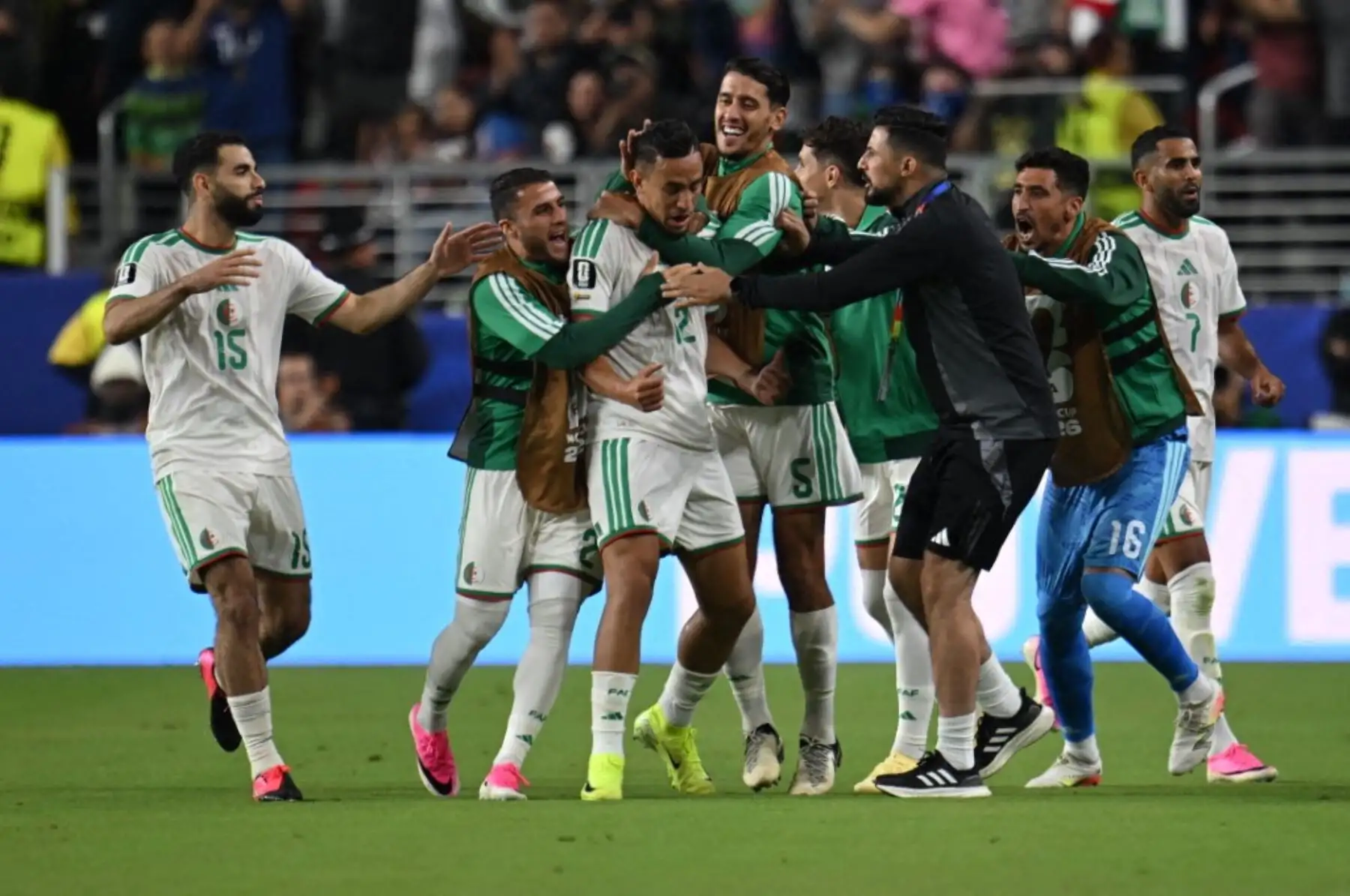 Argelia venció 2-1 a Jordania por el Grupo J del Mundial 2026 y se recuperó tras la derrota sufrida ante Argentina en su debut. Con el resultado, el conjunto argelino sumó tres puntos y mantiene opciones de clasificación, mientras Argentina continúa líder con seis unidades, aunque todavía no aseguró el primer lugar de la zona. Foto: ANDINA/AFP.