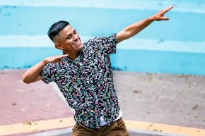 Dennis Vidal Llanos ama la comedia, la cual le ha servido de vehículo para que la gente comprenda, con humor, el sindrome de Tourette.ANDINA/Melina Mejía