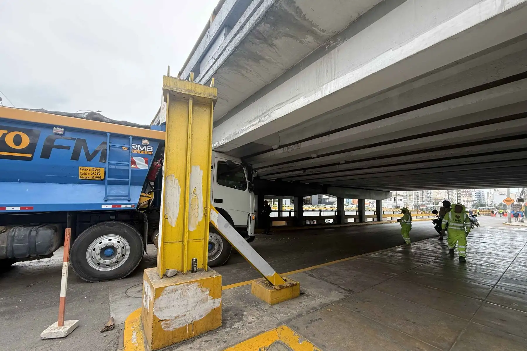 El impacto del camión afectó el pórtico de protección instalado antes del ingreso al paso inferior de la avenida Brasil. Foto: ANDINA/Luis Iparraguirre.