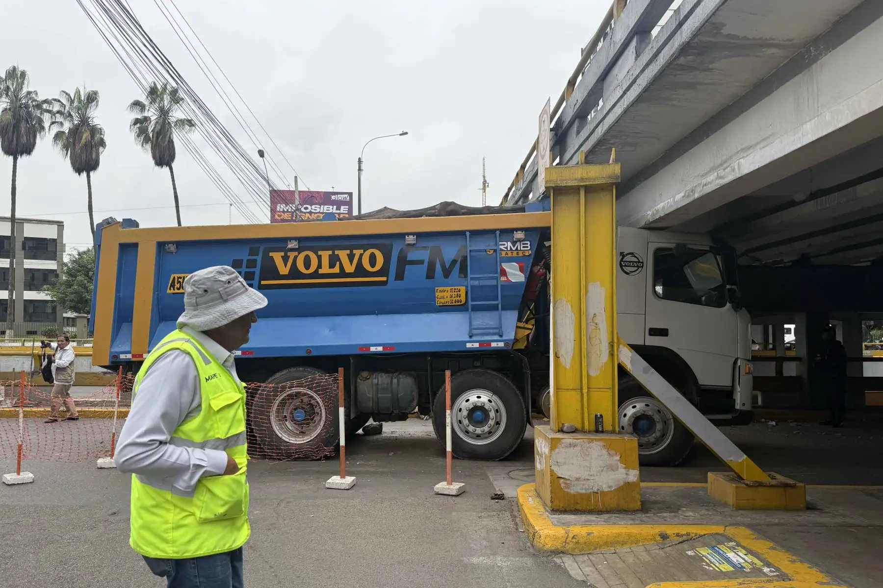 Personal municipal supervisó las maniobras realizadas para liberar el vehículo y despejar la vía en Pueblo Libre. Foto: ANDINA/Luis Iparraguirre.