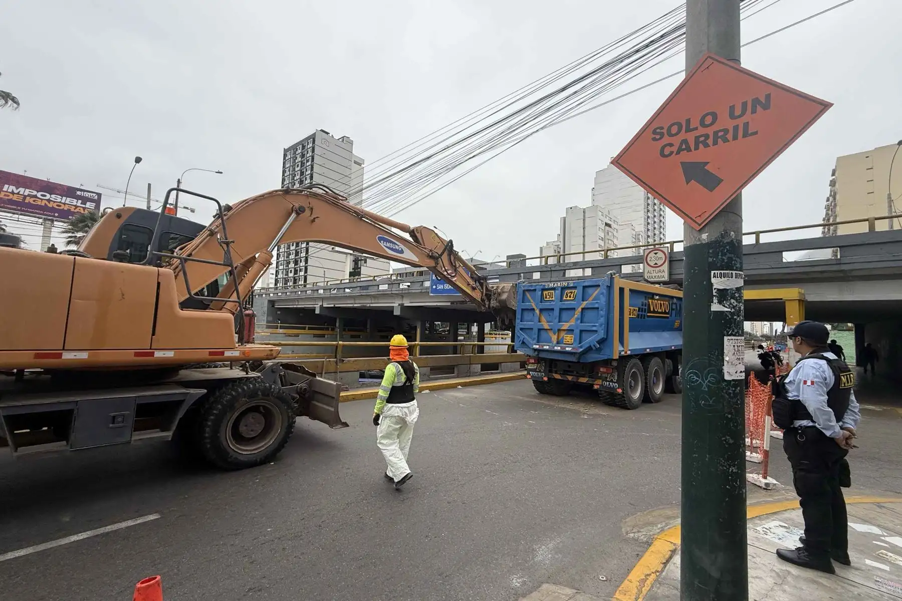 Maquinaria pesada fue utilizada para retirar el camión que había impactado contra el pórtico de protección del puente. Foto: ANDINA/Luis Iparraguirre.