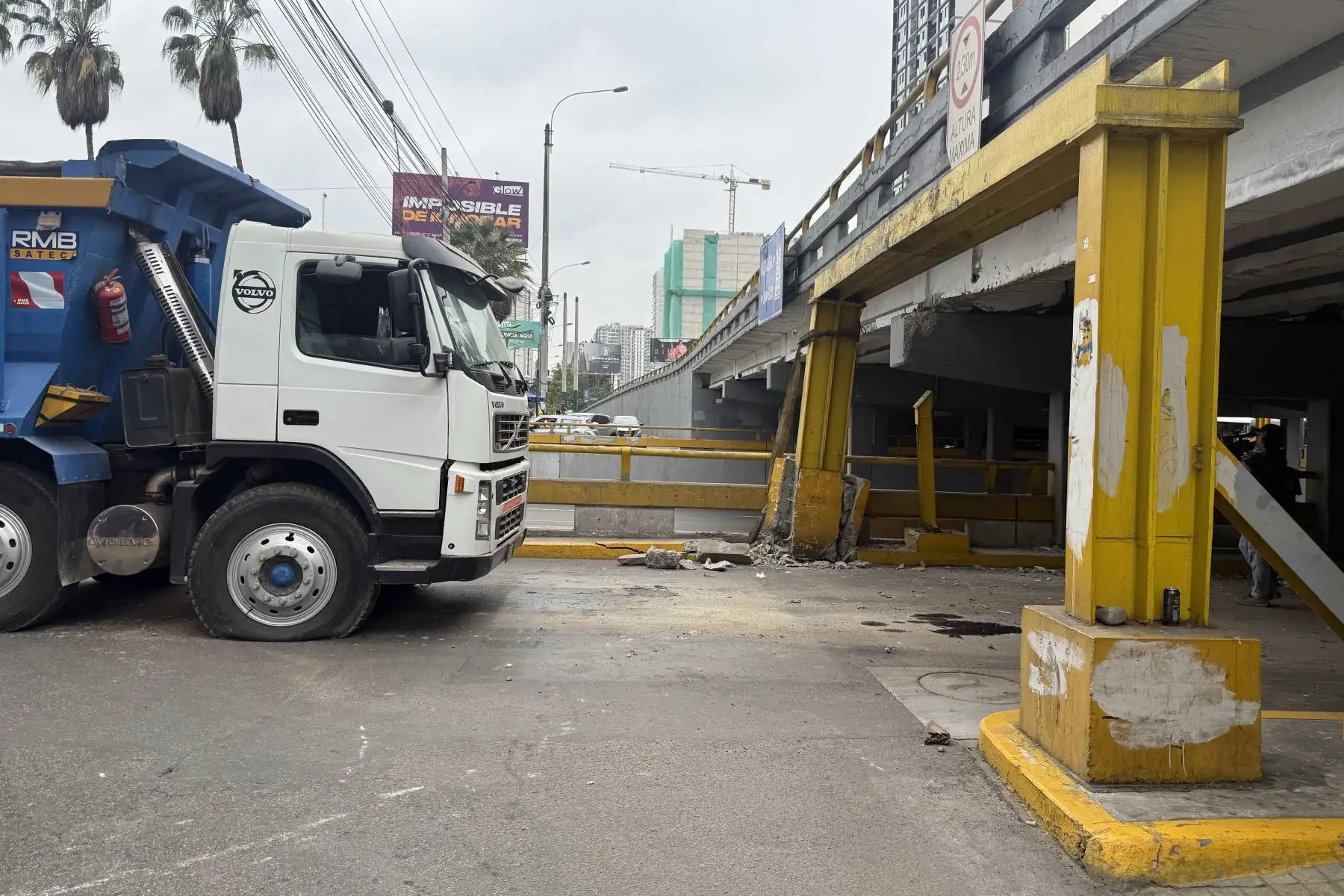 Tras el retiro del camión, las autoridades municipales realizaron acciones para despejar la zona y normalizar el tránsito vehicular. Foto: ANDINA/Luis Iparraguirre.