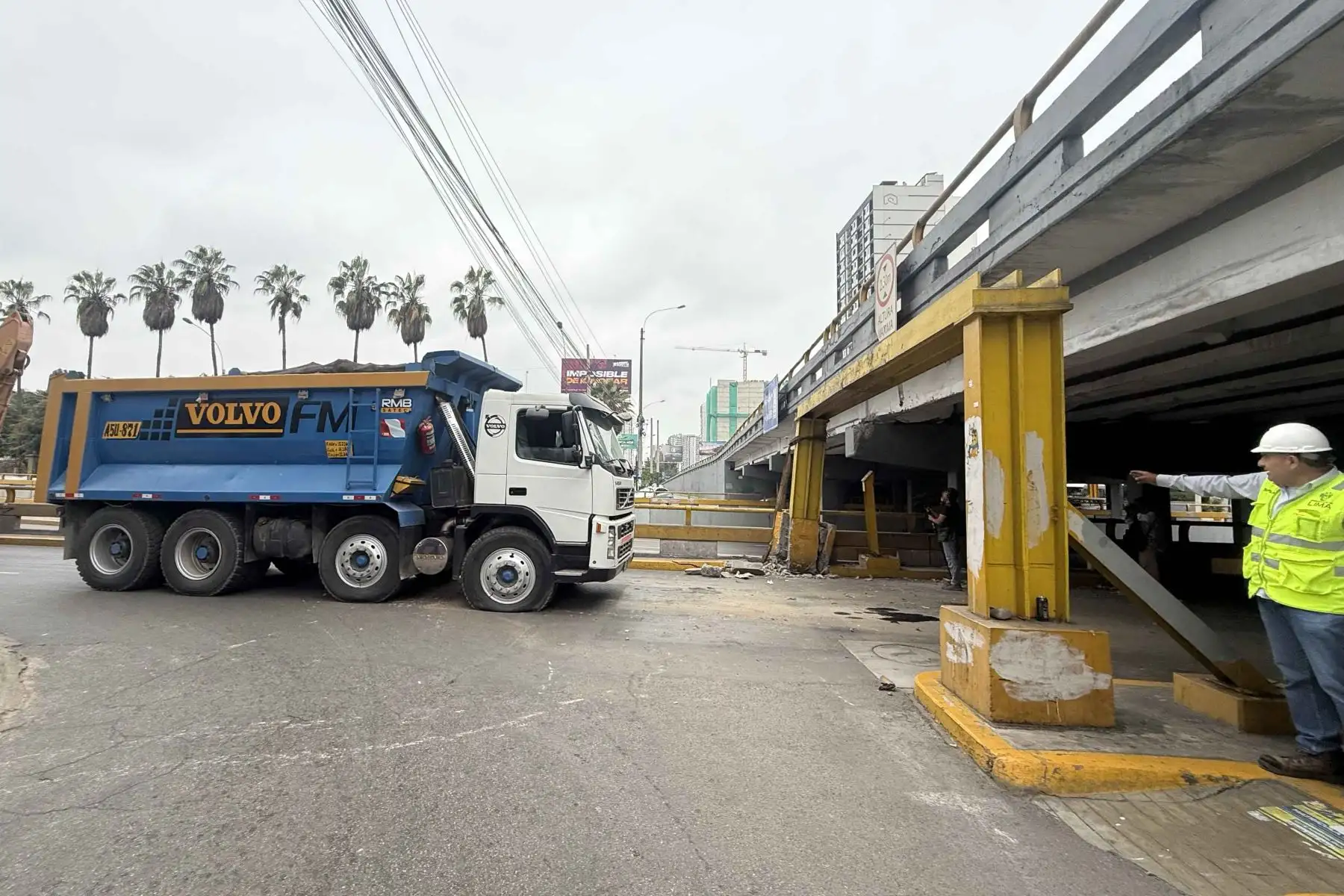 Autoridades municipales retiraron el camión que permanecía atascado bajo el puente ubicado en la intersección de las avenidas Brasil y Pershing, en Pueblo Libre. La unidad, que transportaba desmonte y materiales de construcción, había impactado contra el pórtico de protección y generado congestión vehicular durante varias horas. Foto: ANDINA/Luis Iparraguirre.