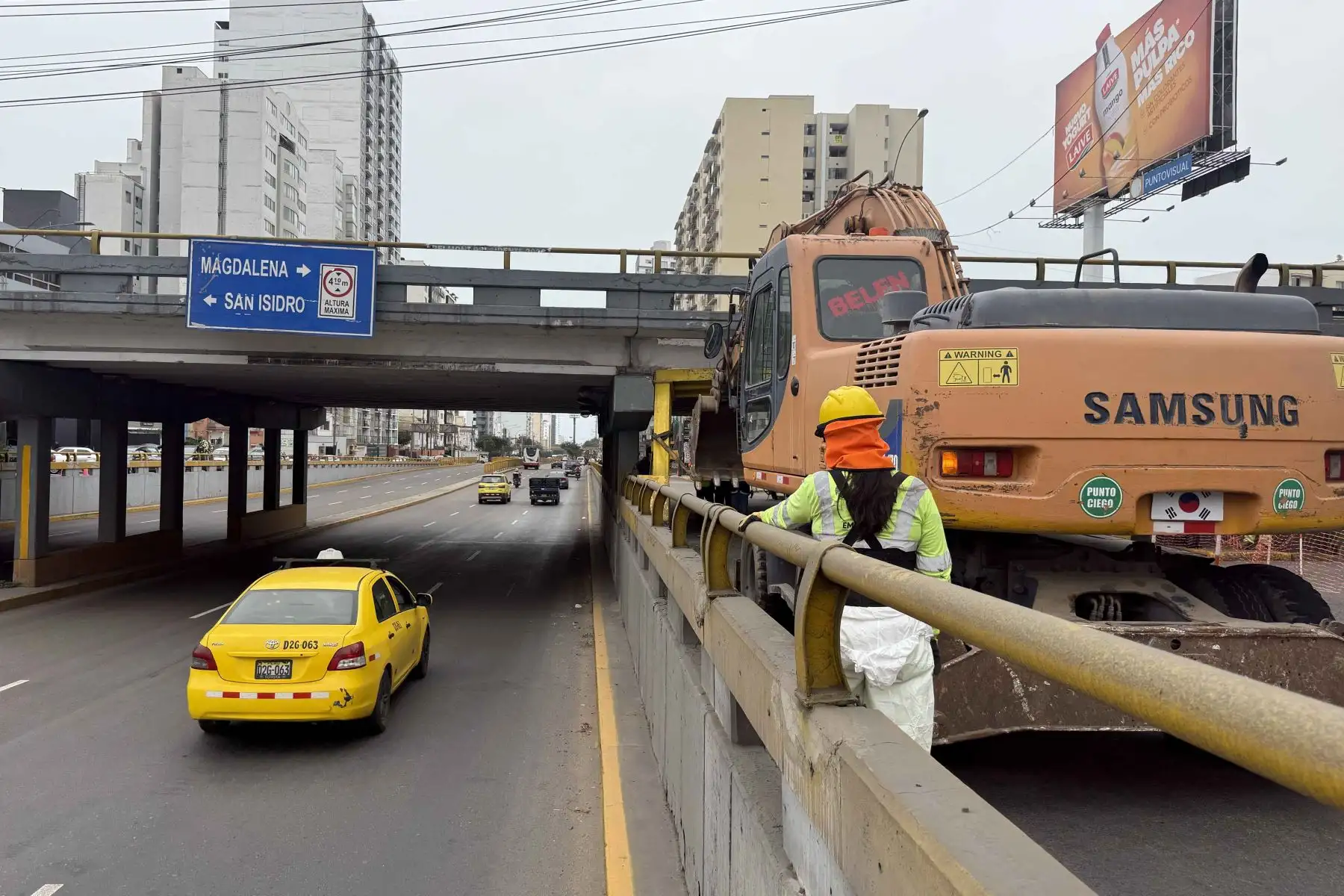 Agentes municipales orientaron el tránsito vehicular durante las labores de retiro del camión que generó congestión en la zona. Foto: ANDINA/Luis Iparraguirre.