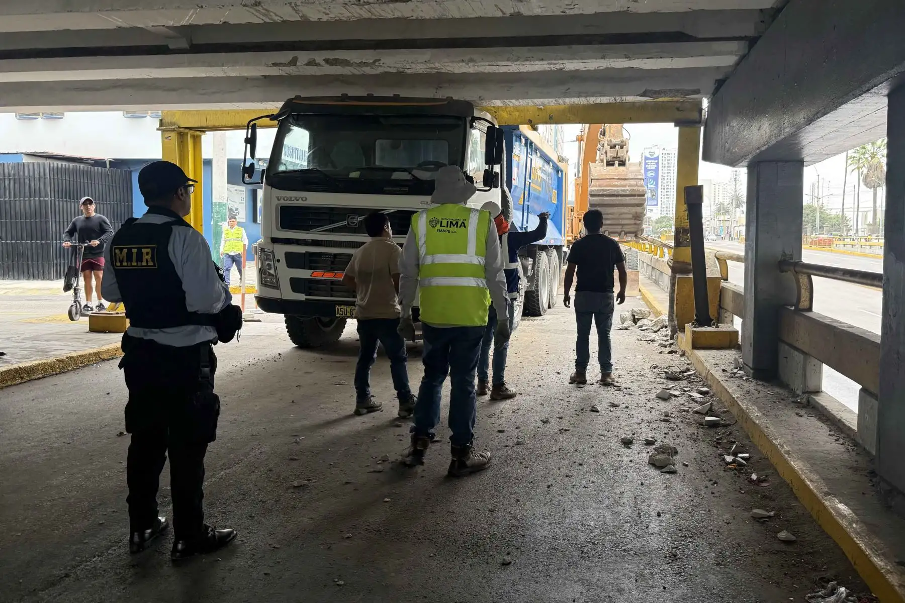 Autoridades municipales coordinaron el retiro del vehículo que permanecía inmovilizado bajo el puente de la avenida Brasil, en Pueblo Libre. Foto: ANDINA/Luis Iparraguirre.