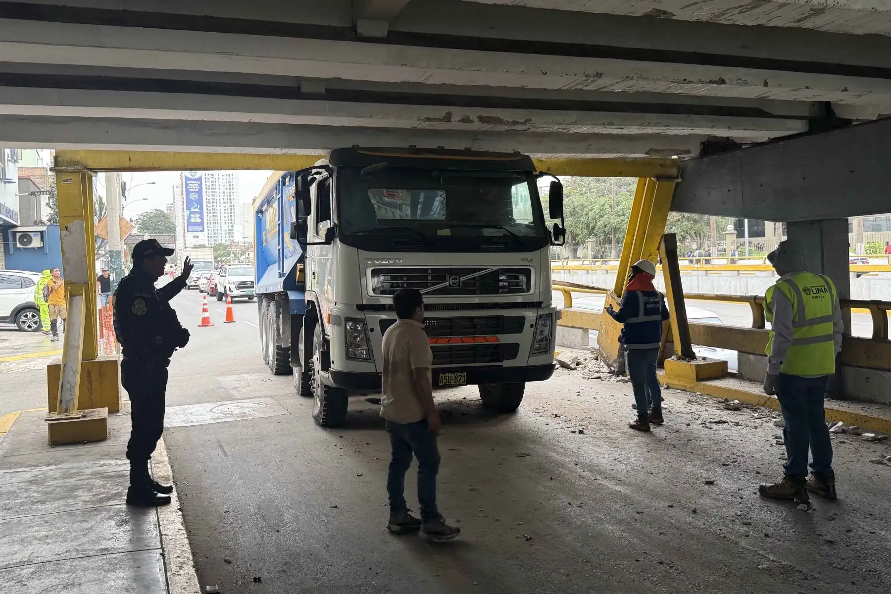 Personal municipal participó en las labores para retirar el camión que quedó atascado bajo el puente ubicado en la intersección de las avenidas Brasil y Pershing. Foto: ANDINA/Luis Iparraguirre.