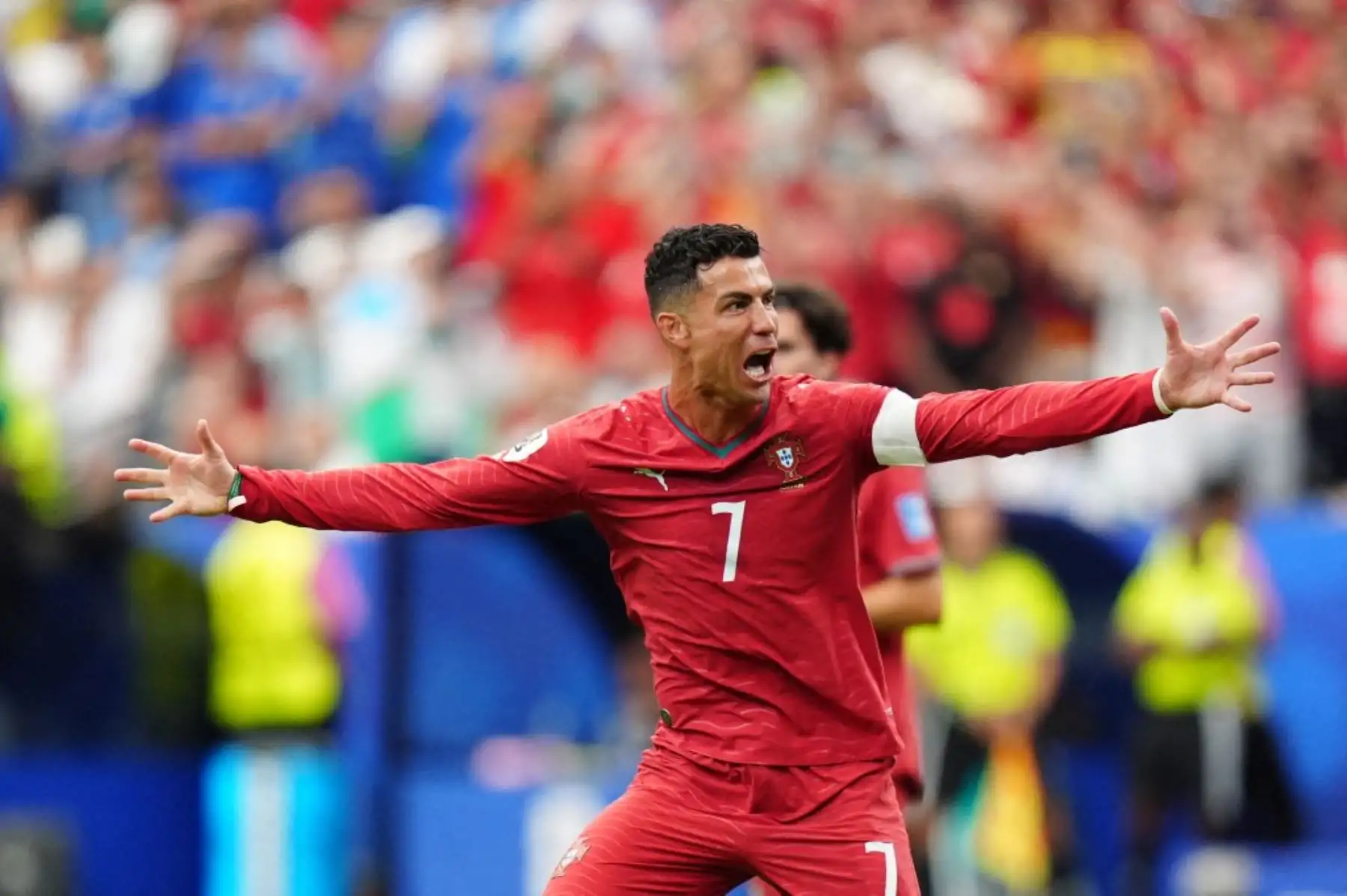Cristiano Ronaldo celebró el gol que lo convirtió en el primer futbolista en marcar en seis Copas del Mundo, tras anotar ante Uzbekistán por el Grupo K. Foto: ANDINA/AFP.