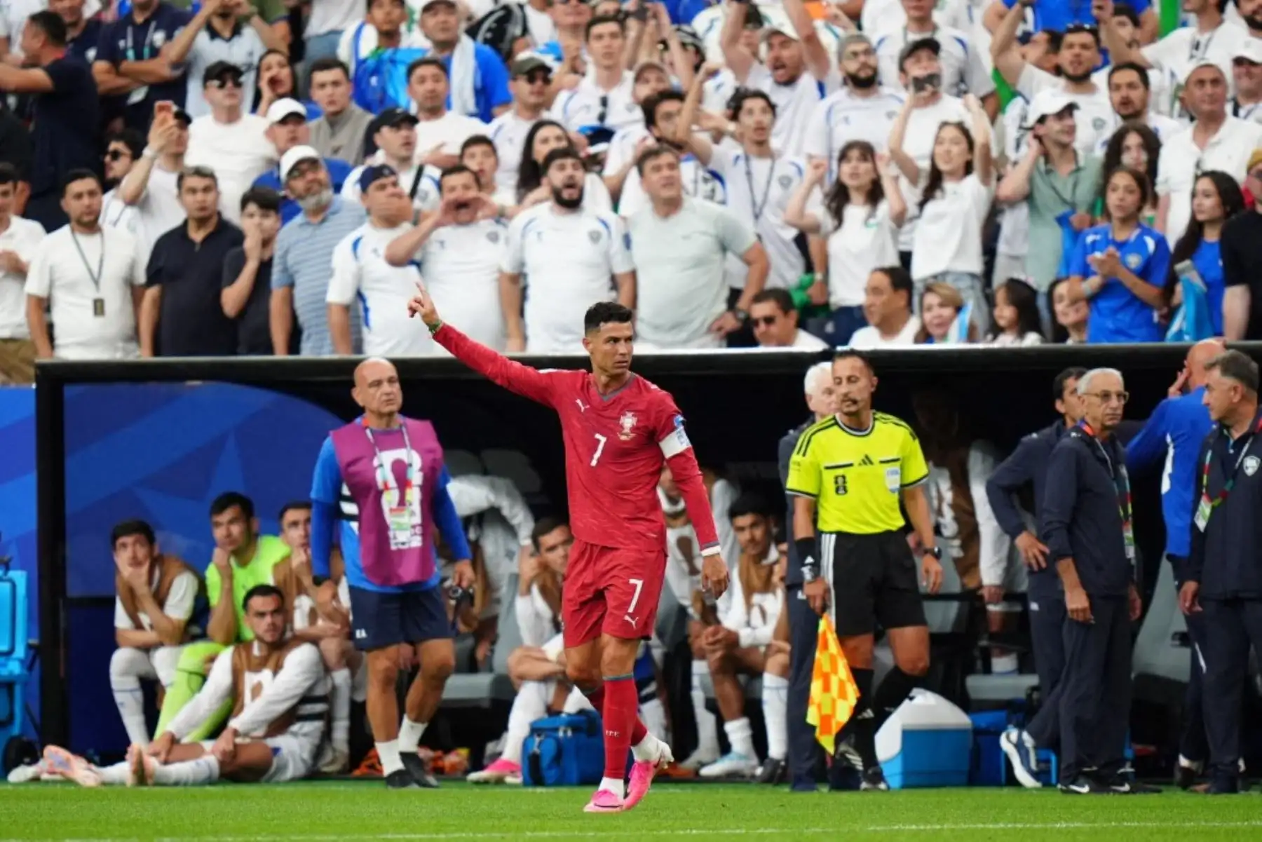 El delantero portugués anotó con un remate desde el centro del área y celebró ante los aficionados presentes en el Houston Stadium. Foto: ANDINA/AFP.
