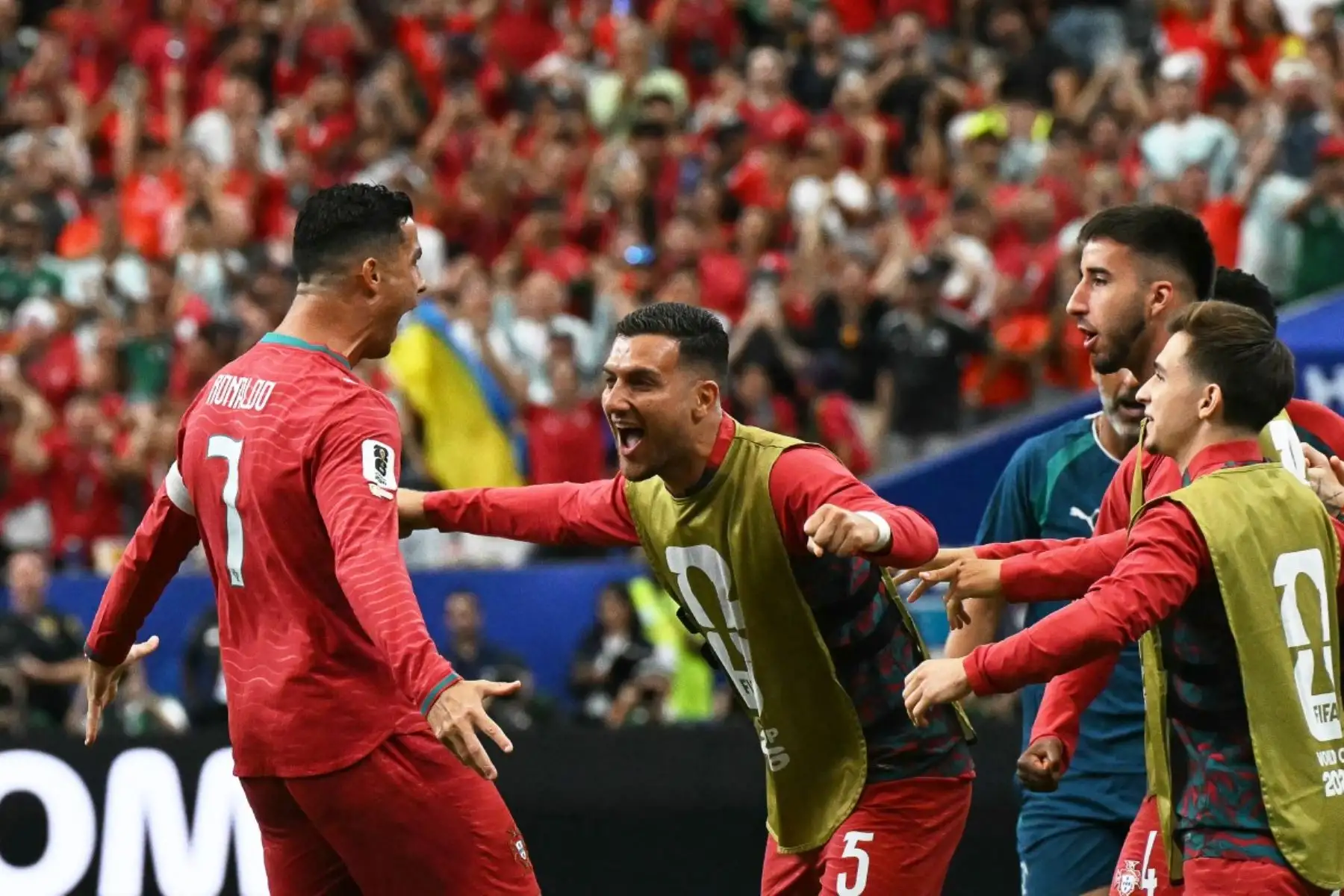 Cristiano Ronaldo recibió el reconocimiento de sus compañeros tras abrir el marcador a los seis minutos frente a Uzbekistán. Foto: ANDINA/AFP.