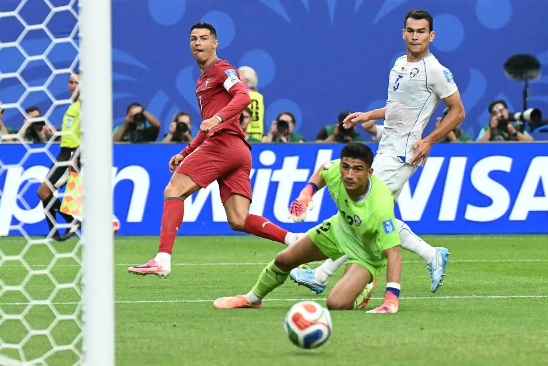El atacante portugués reafirmó su vigencia en su sexta participación en una Copa del Mundo y alcanzó un nuevo récord en el fútbol internacional. Foto: ANDINA/AFP.