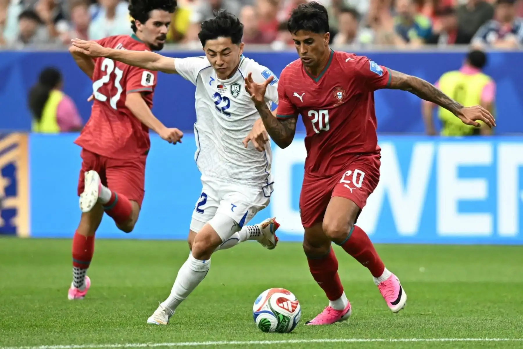 Portugal goleó 5-0 a Uzbekistán por el Grupo K del Mundial 2026 y reafirmó su condición de candidata al título. Cristiano Ronaldo lideró el triunfo con un doblete, mientras Nuno Mendes y Rafael Leão ampliaron la ventaja, además de un autogol de Abduvohid Nematov. Foto: ANDINA/AFP.
