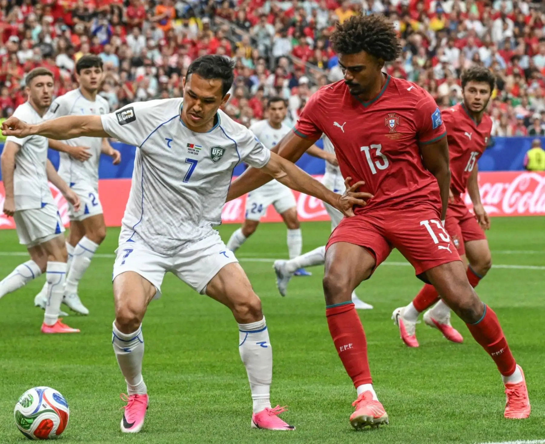Portugal goleó 5-0 a Uzbekistán por el Grupo K del Mundial 2026 y reafirmó su condición de candidata al título. Cristiano Ronaldo lideró el triunfo con un doblete, mientras Nuno Mendes y Rafael Leão ampliaron la ventaja, además de un autogol de Abduvohid Nematov. Foto: ANDINA/AFP.