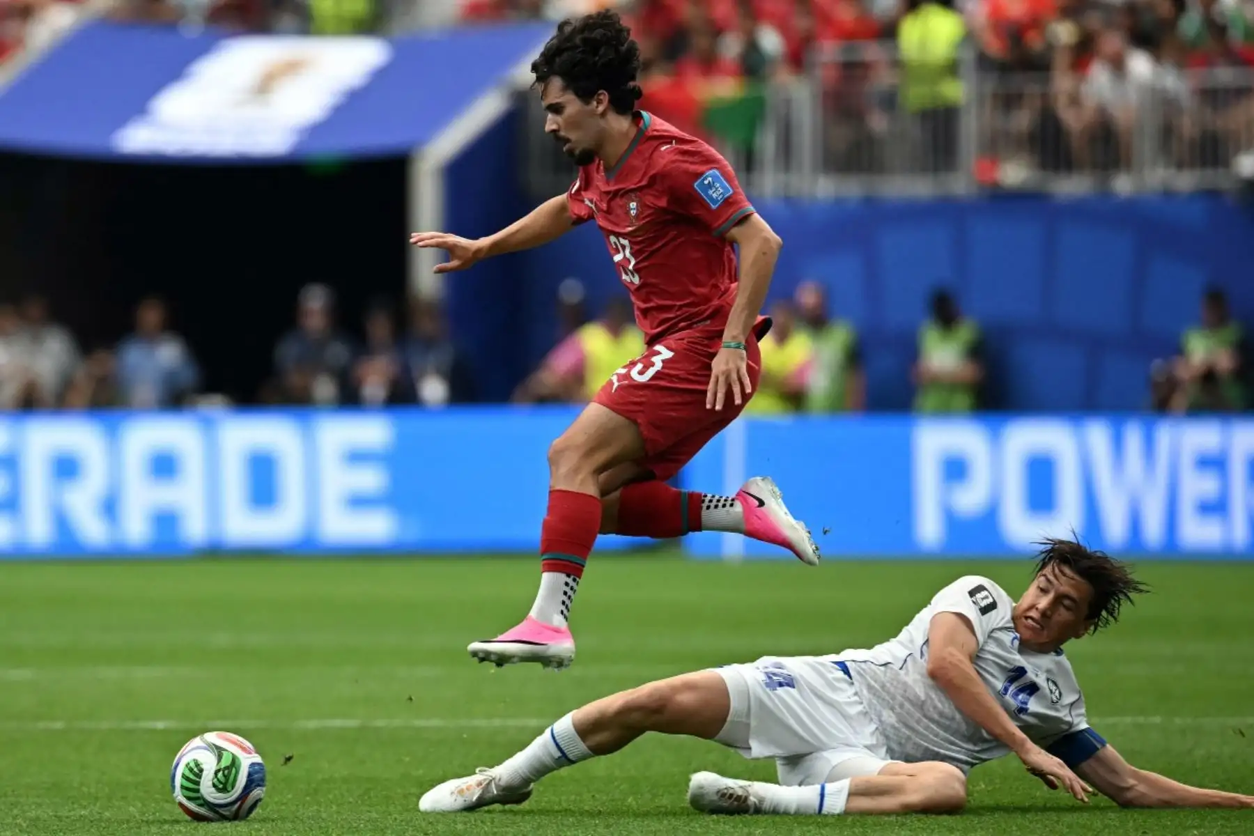 Portugal goleó 5-0 a Uzbekistán por el Grupo K del Mundial 2026 y reafirmó su condición de candidata al título. Cristiano Ronaldo lideró el triunfo con un doblete, mientras Nuno Mendes y Rafael Leão ampliaron la ventaja, además de un autogol de Abduvohid Nematov. Foto: ANDINA/AFP.