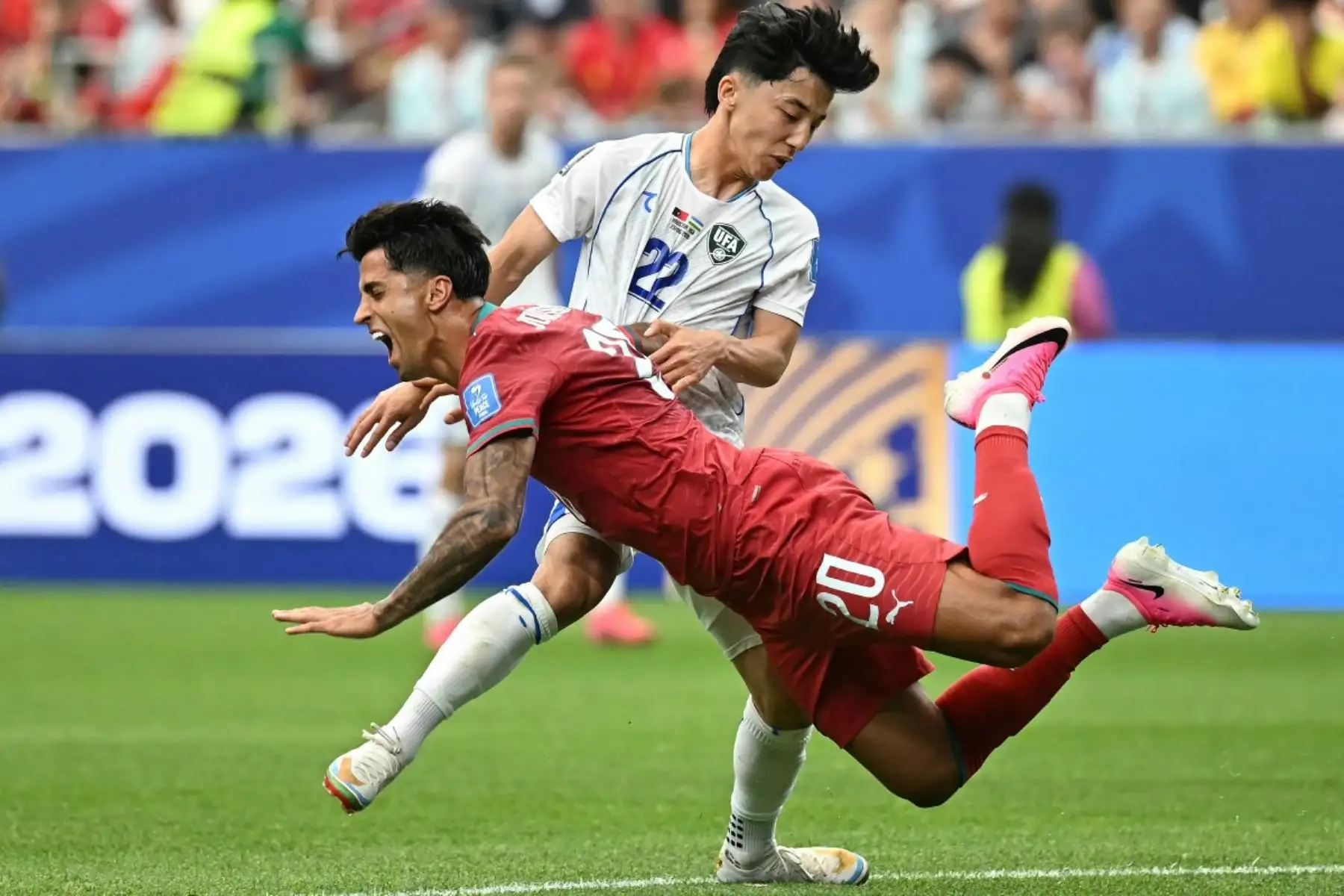 Portugal goleó 5-0 a Uzbekistán por el Grupo K del Mundial 2026 y reafirmó su condición de candidata al título. Cristiano Ronaldo lideró el triunfo con un doblete, mientras Nuno Mendes y Rafael Leão ampliaron la ventaja, además de un autogol de Abduvohid Nematov. Foto: ANDINA/AFP.