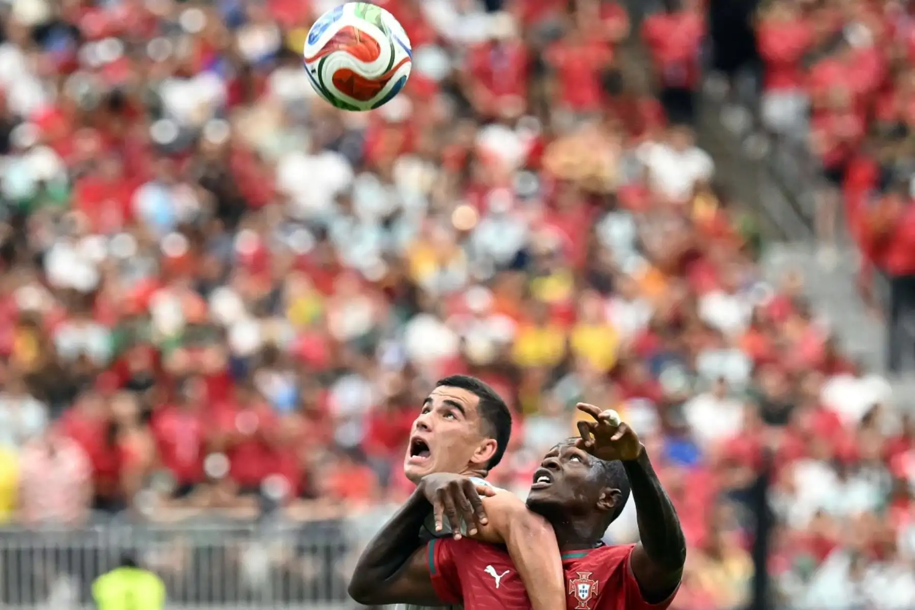 Portugal goleó 5-0 a Uzbekistán por el Grupo K del Mundial 2026 y reafirmó su condición de candidata al título. Cristiano Ronaldo lideró el triunfo con un doblete, mientras Nuno Mendes y Rafael Leão ampliaron la ventaja, además de un autogol de Abduvohid Nematov. Foto: ANDINA/AFP.