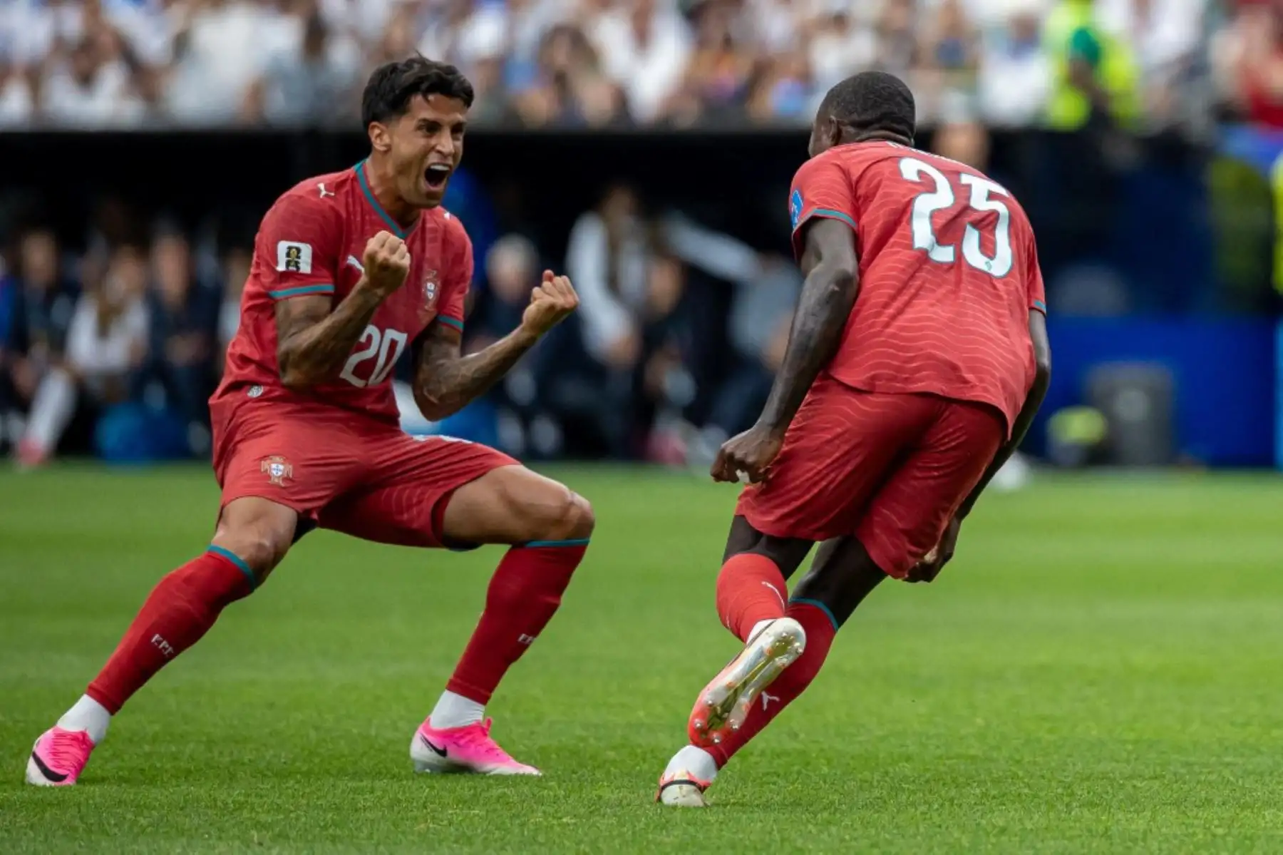 Portugal goleó 5-0 a Uzbekistán por el Grupo K del Mundial 2026 y reafirmó su condición de candidata al título. Cristiano Ronaldo lideró el triunfo con un doblete, mientras Nuno Mendes y Rafael Leão ampliaron la ventaja, además de un autogol de Abduvohid Nematov. Foto: ANDINA/AFP.