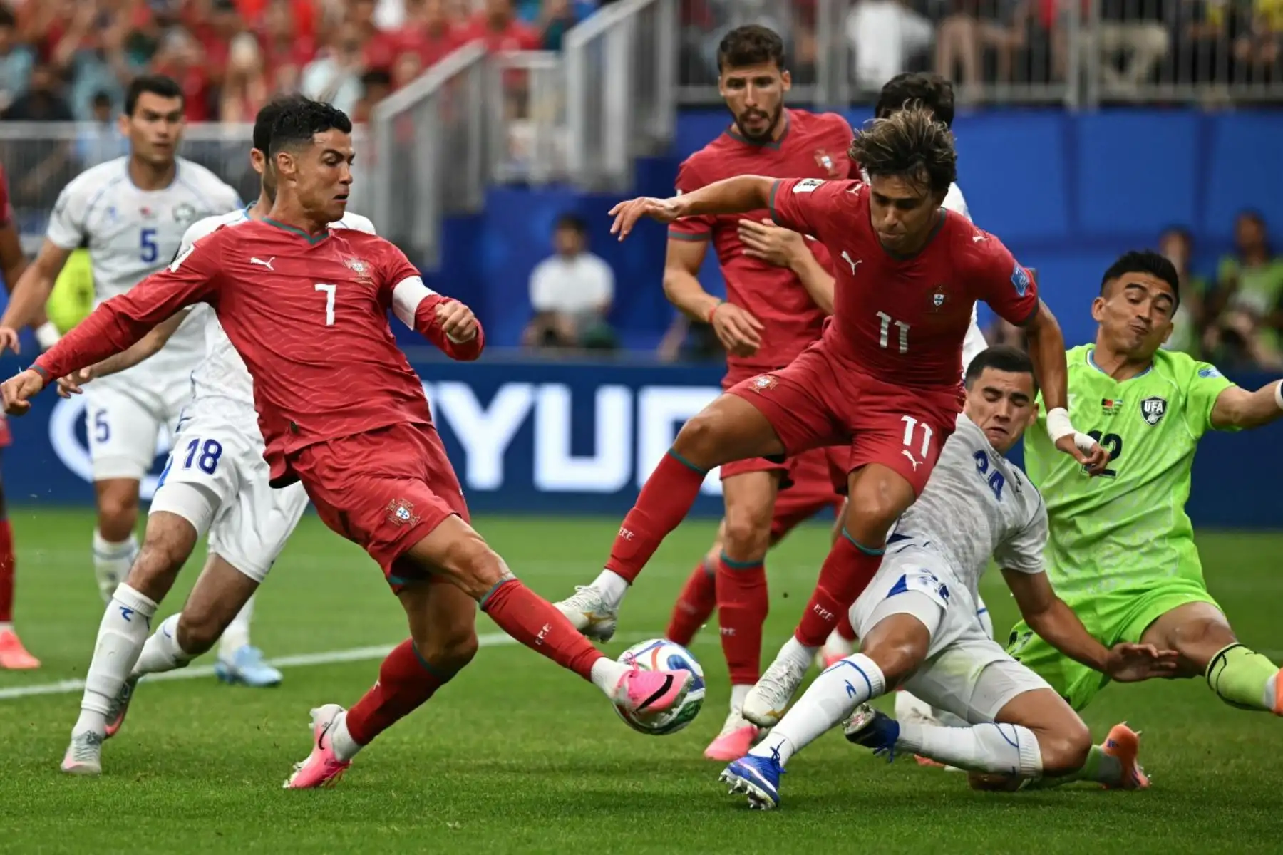 Portugal goleó 5-0 a Uzbekistán por el Grupo K del Mundial 2026 y reafirmó su condición de candidata al título. Cristiano Ronaldo lideró el triunfo con un doblete, mientras Nuno Mendes y Rafael Leão ampliaron la ventaja, además de un autogol de Abduvohid Nematov. Foto: ANDINA/AFP.