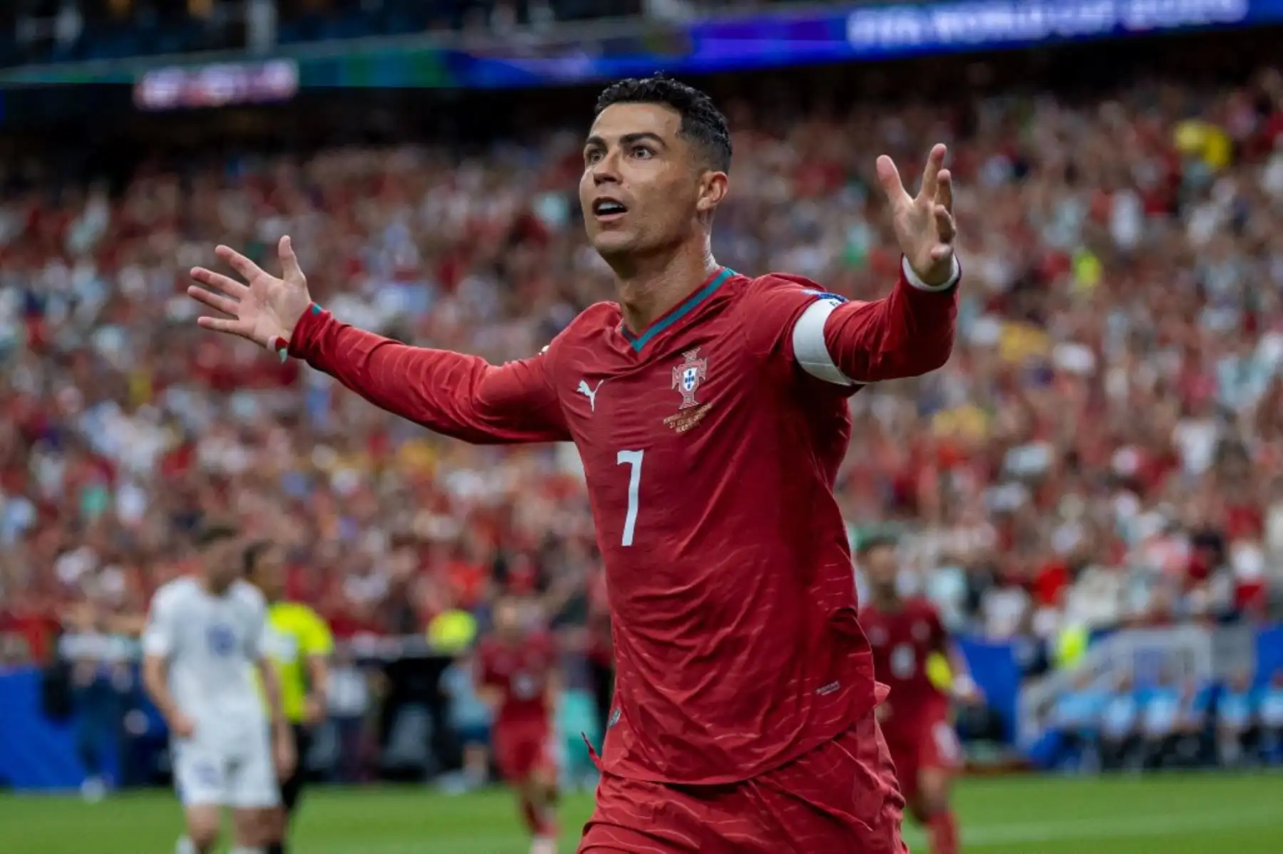 Portugal goleó 5-0 a Uzbekistán por el Grupo K del Mundial 2026 y reafirmó su condición de candidata al título. Cristiano Ronaldo lideró el triunfo con un doblete, mientras Nuno Mendes y Rafael Leão ampliaron la ventaja, además de un autogol de Abduvohid Nematov. Foto: ANDINA/AFP.