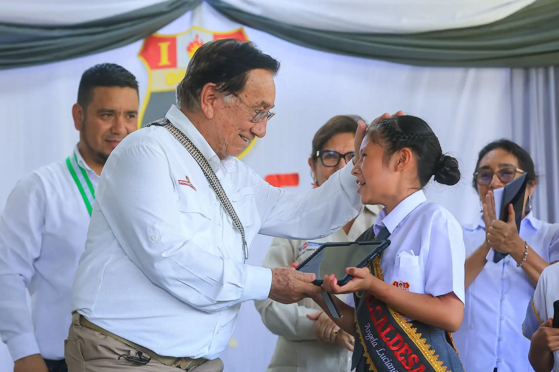 El presidente de la República del Perú, José María Balcázar, participó de la ceremonia de entrega de 292 tabletas electrónicas a estudiantes de la I.E. N.° 00533 "José Gálvez" en el distrito de Soritor, Moyobamba. Foto: Presidencia