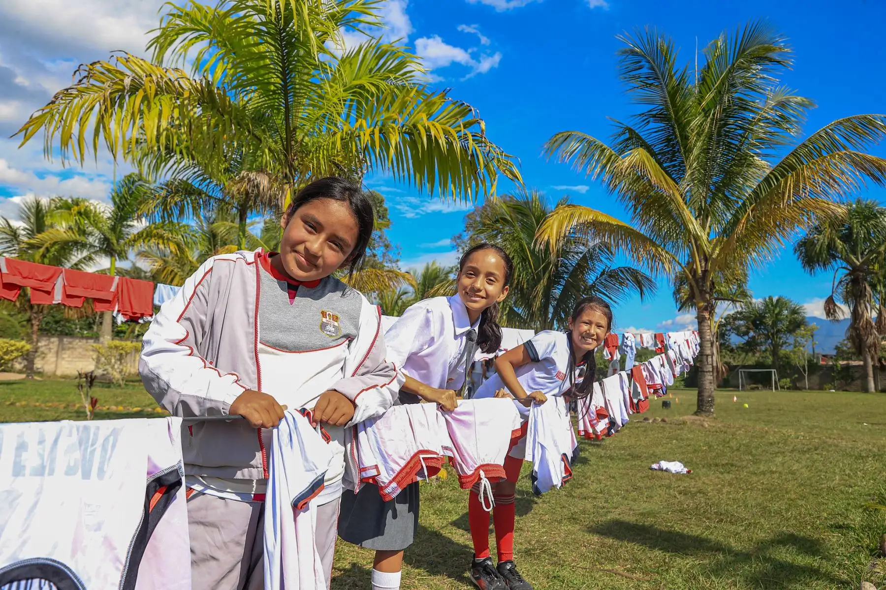 El presidente de la República del Perú, José María Balcázar, participó de la ceremonia de entrega de 292 tabletas electrónicas a estudiantes de la I.E. N.° 00533 "José Gálvez" en el distrito de Soritor, Moyobamba. Foto: Presidencia