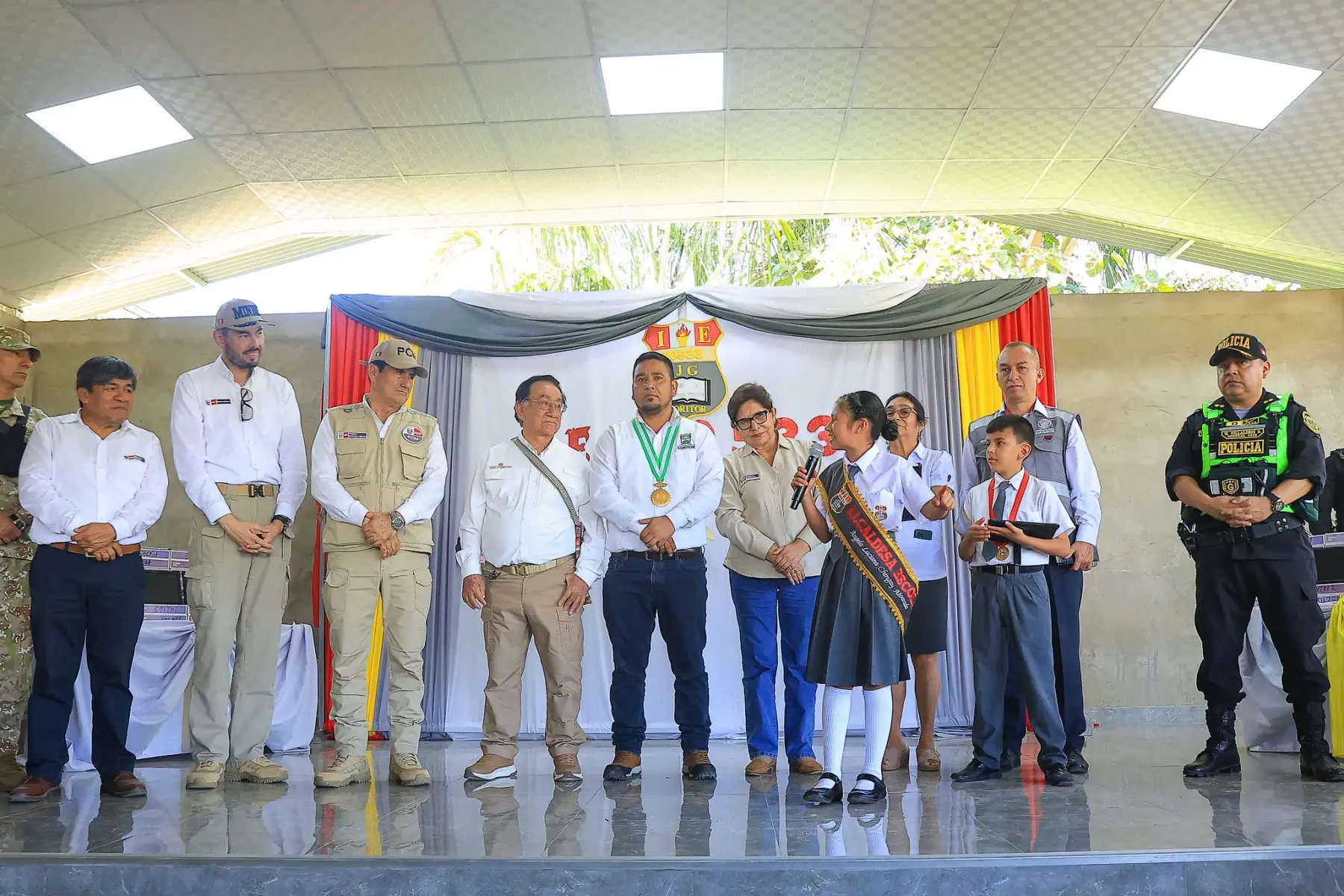 El presidente de la República del Perú, José María Balcázar, participó de la ceremonia de entrega de 292 tabletas electrónicas a estudiantes de la I.E. N.° 00533 "José Gálvez" en el distrito de Soritor, Moyobamba. Foto: Presidencia