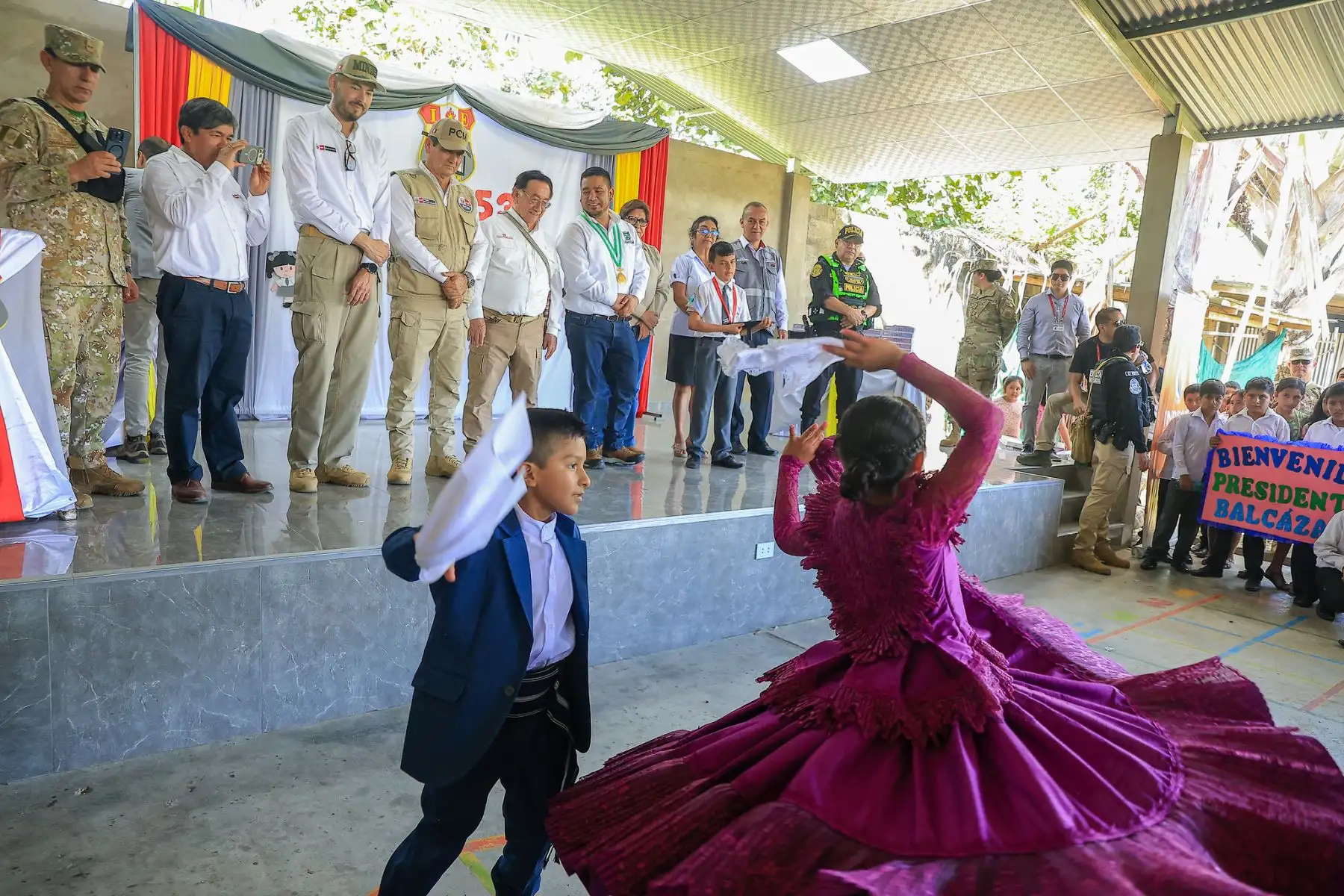 El presidente de la República del Perú, José María Balcázar, participó de la ceremonia de entrega de 292 tabletas electrónicas a estudiantes de la I.E. N.° 00533 "José Gálvez" en el distrito de Soritor, Moyobamba. Foto: Presidencia