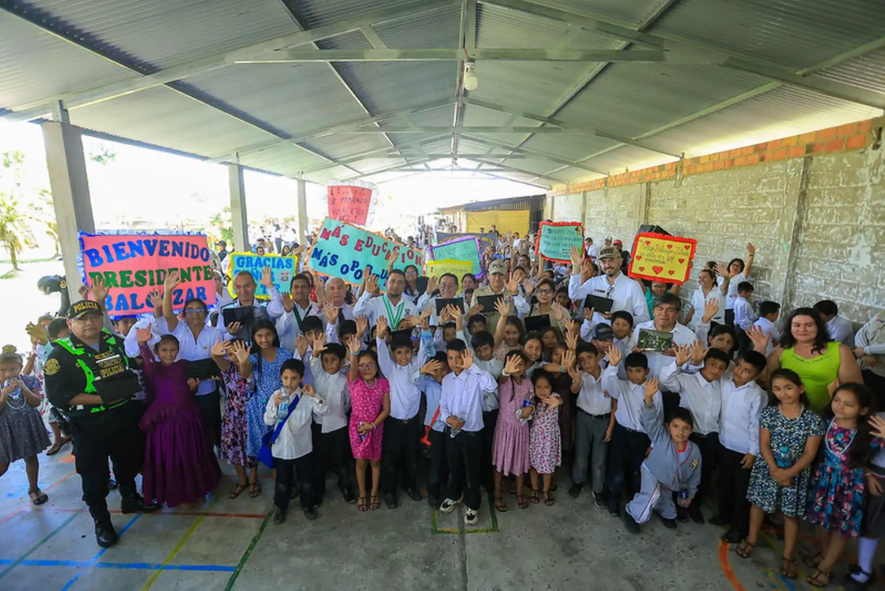 El presidente de la República del Perú, José María Balcázar, participó de la ceremonia de entrega de 292 tabletas electrónicas a estudiantes de la I.E. N.° 00533 "José Gálvez" en el distrito de Soritor, Moyobamba. Foto: Presidencia