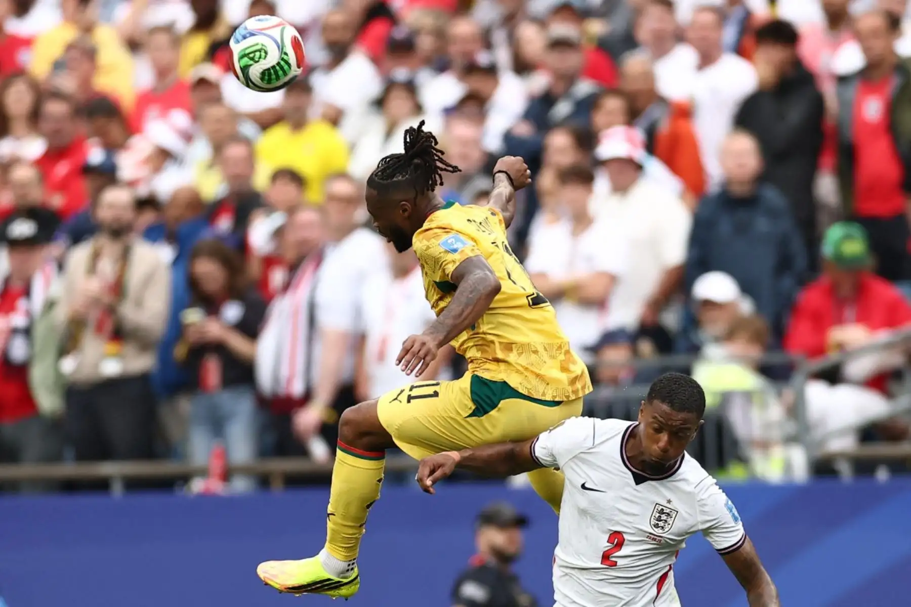 El delantero ghanés número 11, Antoine Semenyo (izquierda), disputa el balón con el defensa inglés número 02, Ezri Konsa, durante el partido de fútbol del Grupo L de la Copa Mundial 2026 entre Inglaterra y Ghana en el Boston Stadium de Foxborough el 23 de junio de 2026. (Foto de CHARLY TRIBALLEAU / AFP)