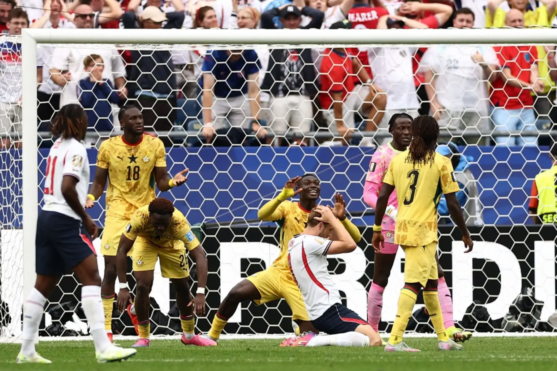 El delantero inglés Harry Kane (C), número 09, reacciona tras fallar una oportunidad de gol durante el partido de fútbol del Grupo L de la Copa Mundial 2026 entre Inglaterra y Ghana en el Boston Stadium de Foxborough el 23 de junio de 2026. (Foto de CHARLY TRIBALLEAU / AFP)