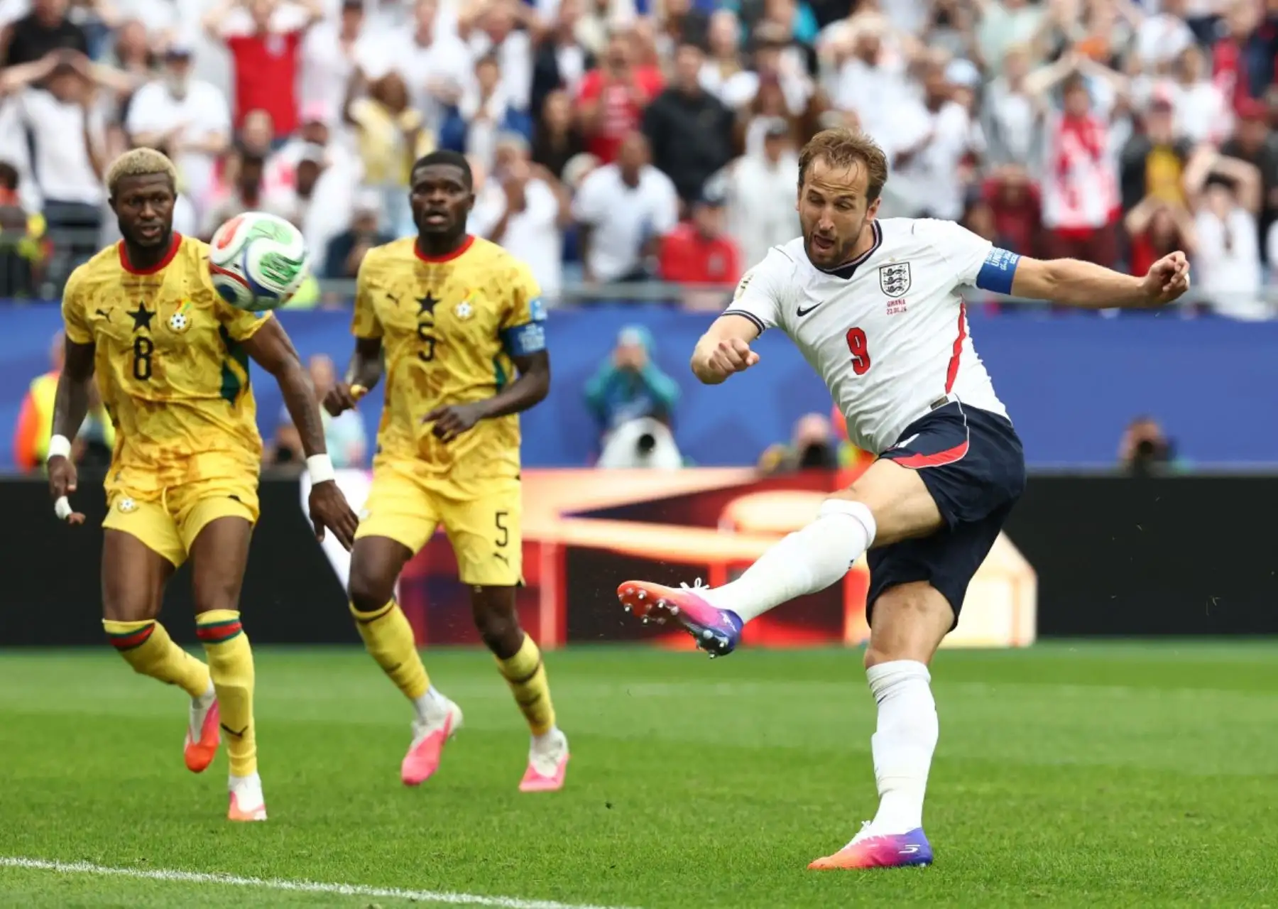 El delantero inglés Harry Kane, número 09, dispara a puerta durante el partido de fútbol del Grupo L de la Copa Mundial de 2026 entre Inglaterra y Ghana en el Boston Stadium de Foxborough el 23 de junio de 2026. (Foto de FRANCK FIFE / AFP)