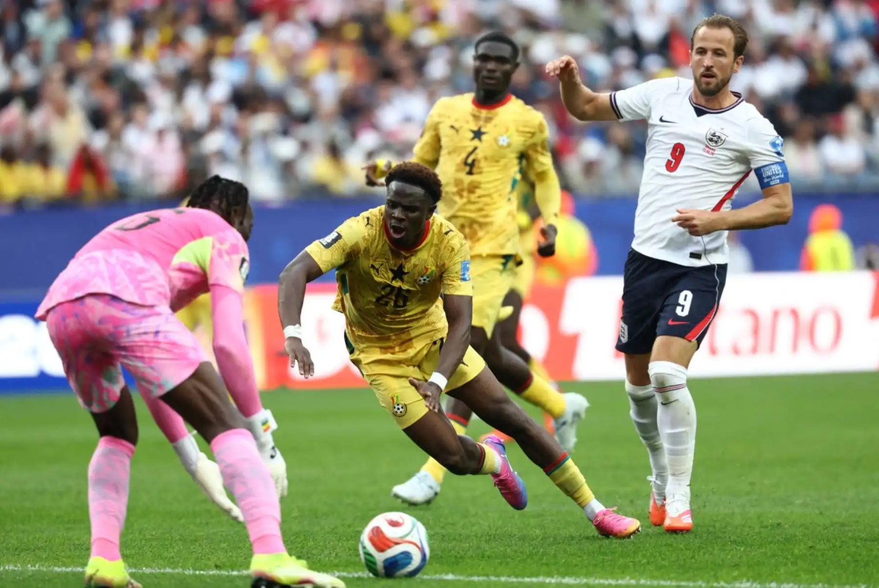 El defensa ghanés Marvin Senaya (C), número 26, disputa el balón con el delantero inglés Harry Kane (D), número 9, durante el partido de fútbol del Grupo L de la Copa Mundial 2026 entre Inglaterra y Ghana en el Boston Stadium de Foxborough el 23 de junio de 2026. (Foto de FRANCK FIFE / AFP)